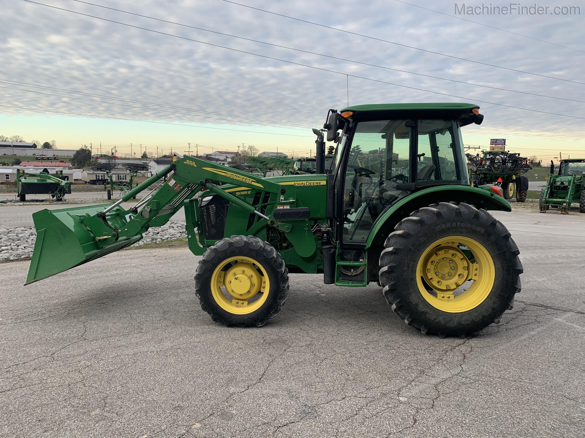 2014 John Deere 5085E Image 10