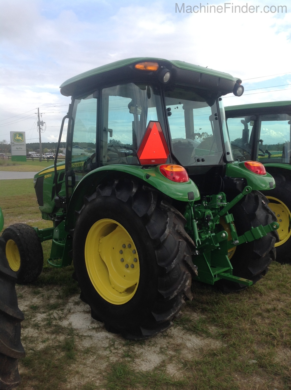 2020 John Deere 5055E Image 4