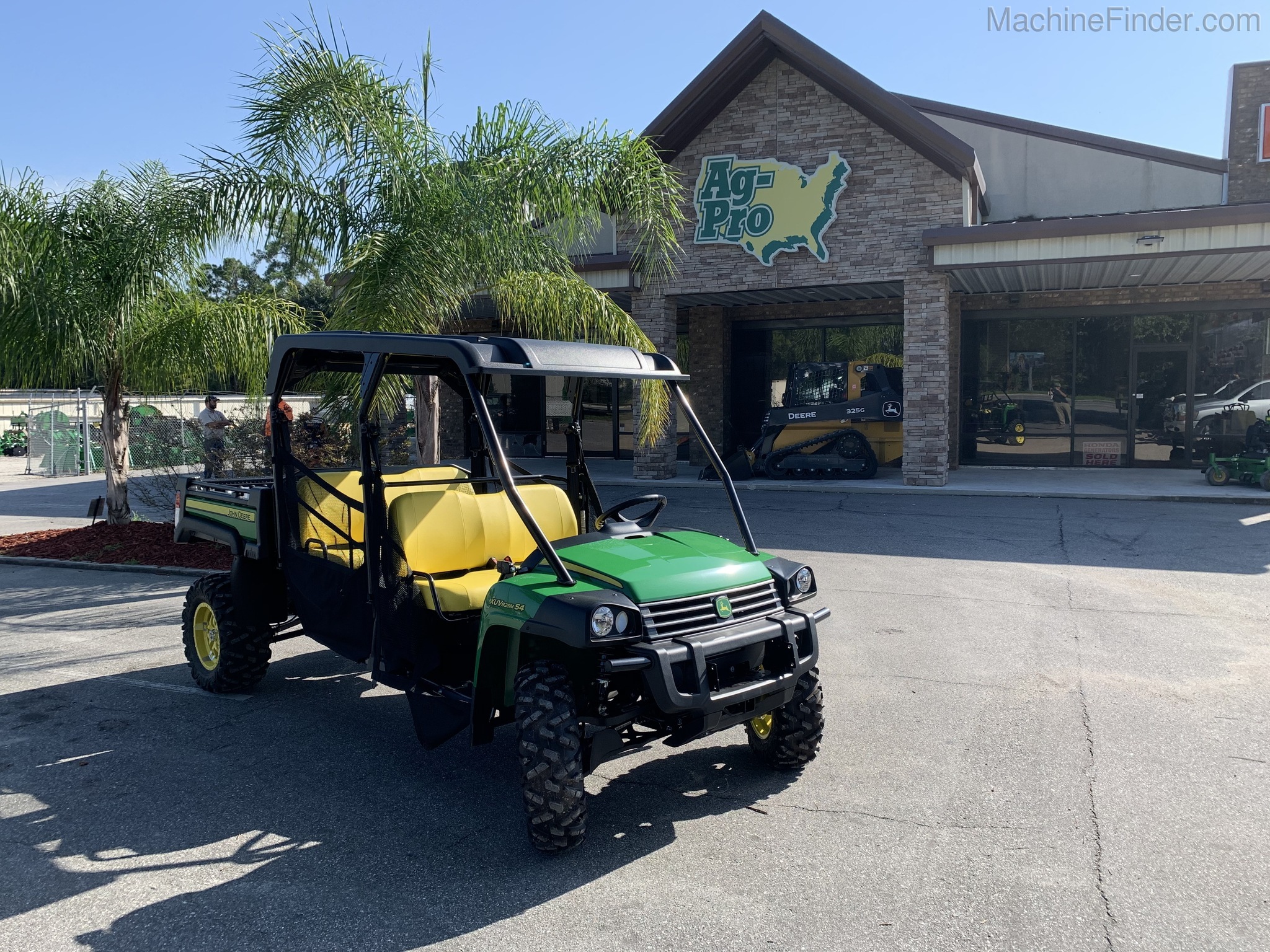 2021 John Deere 825M Image 3