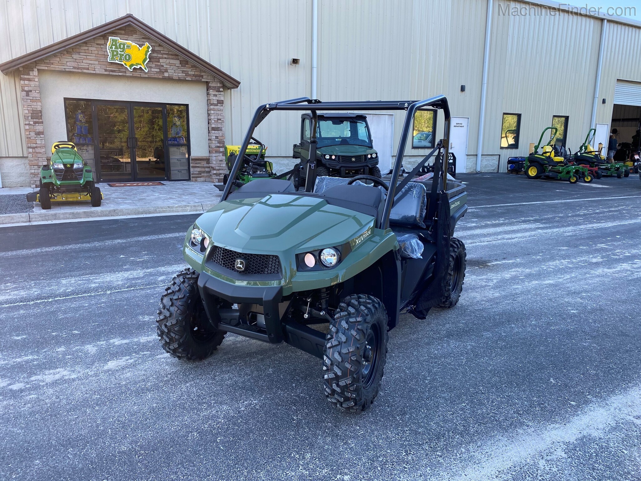2021 John Deere 590E Image 2