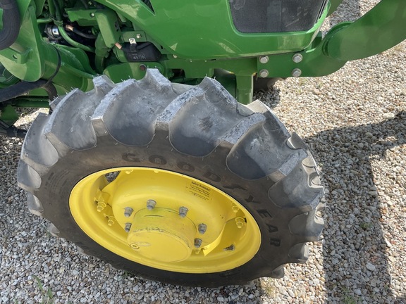 2015 John Deere 5065E Image 4