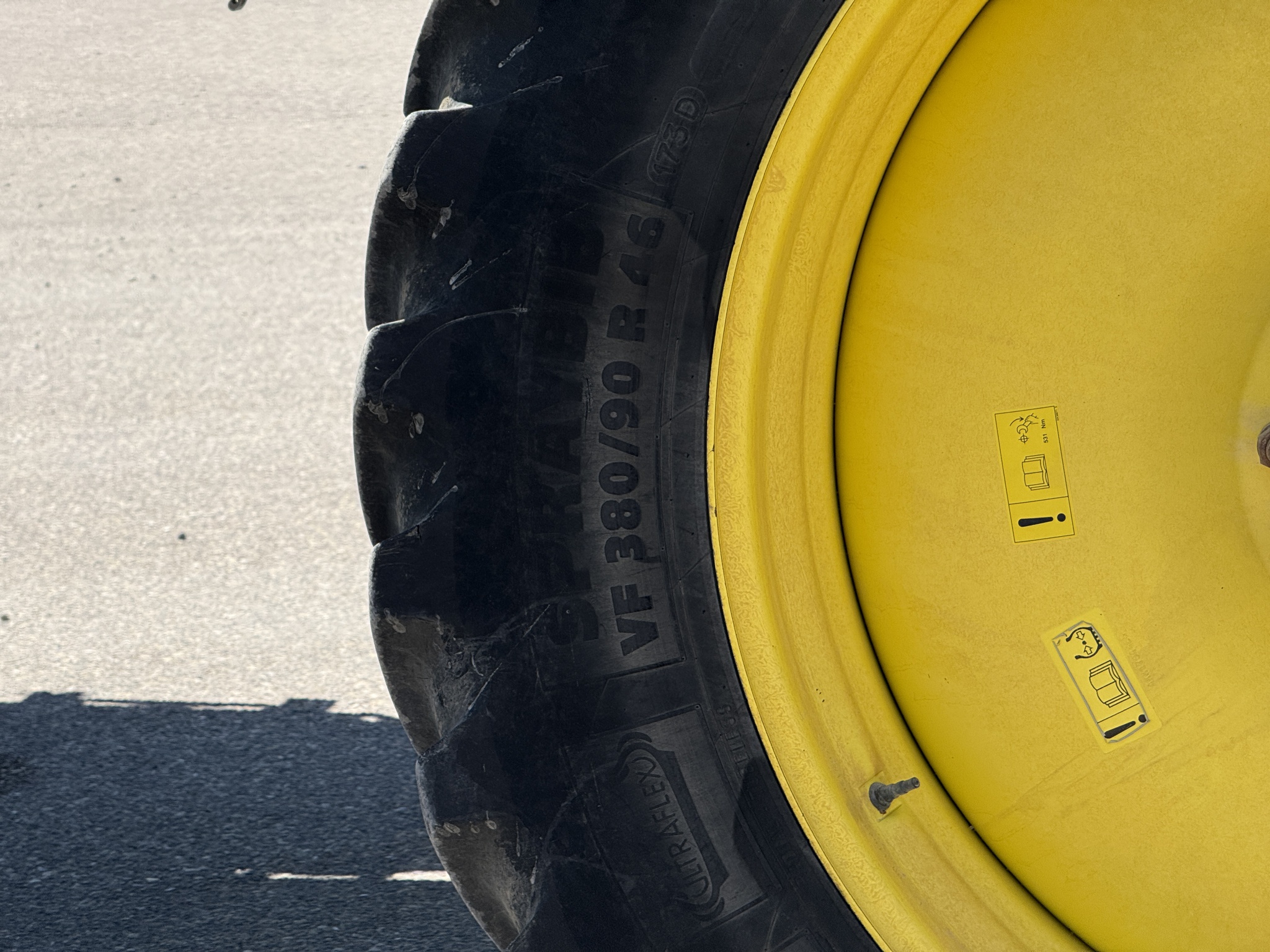 2020 John Deere R4044 Image 28