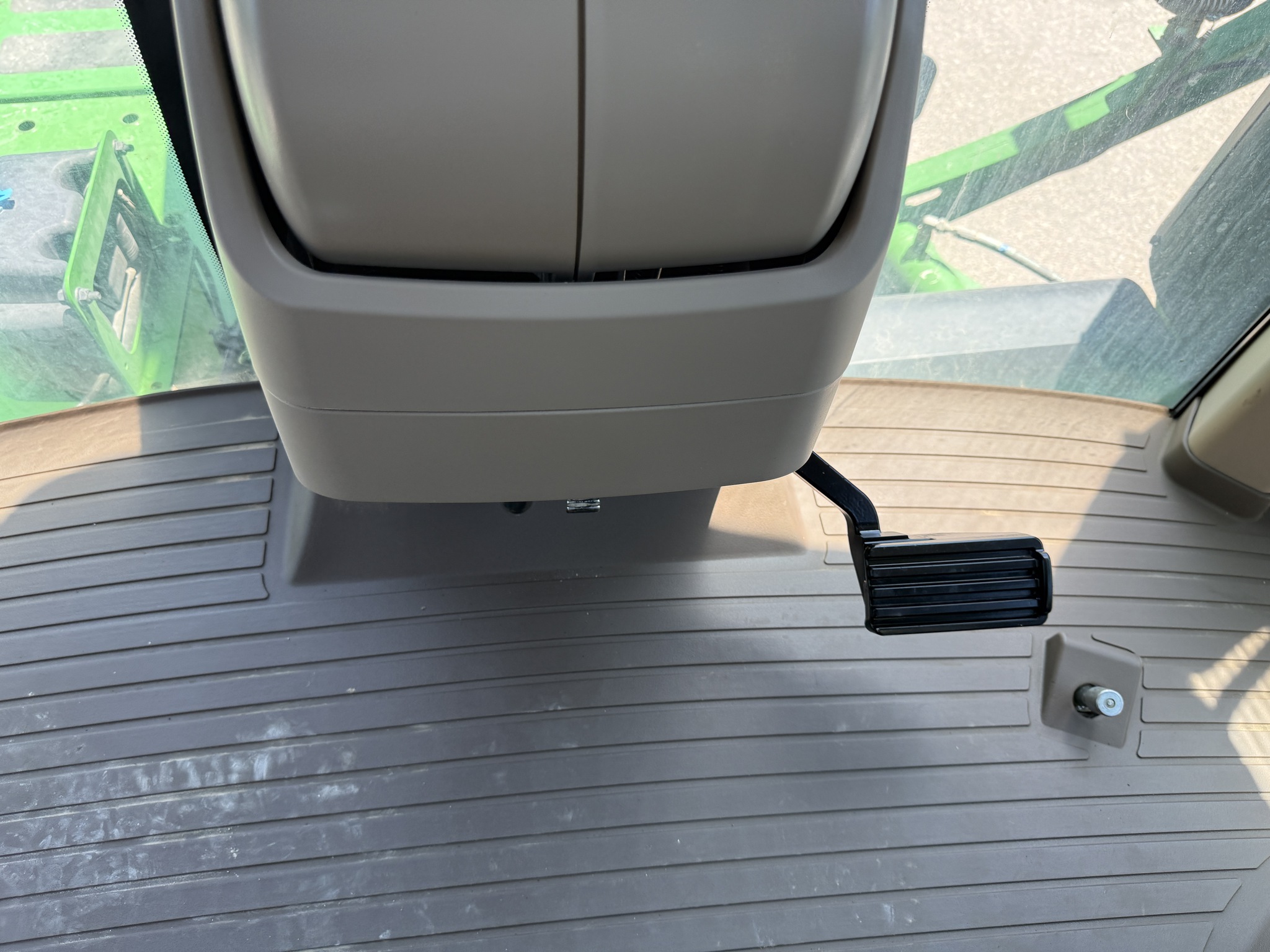 2020 John Deere R4044 Image 11