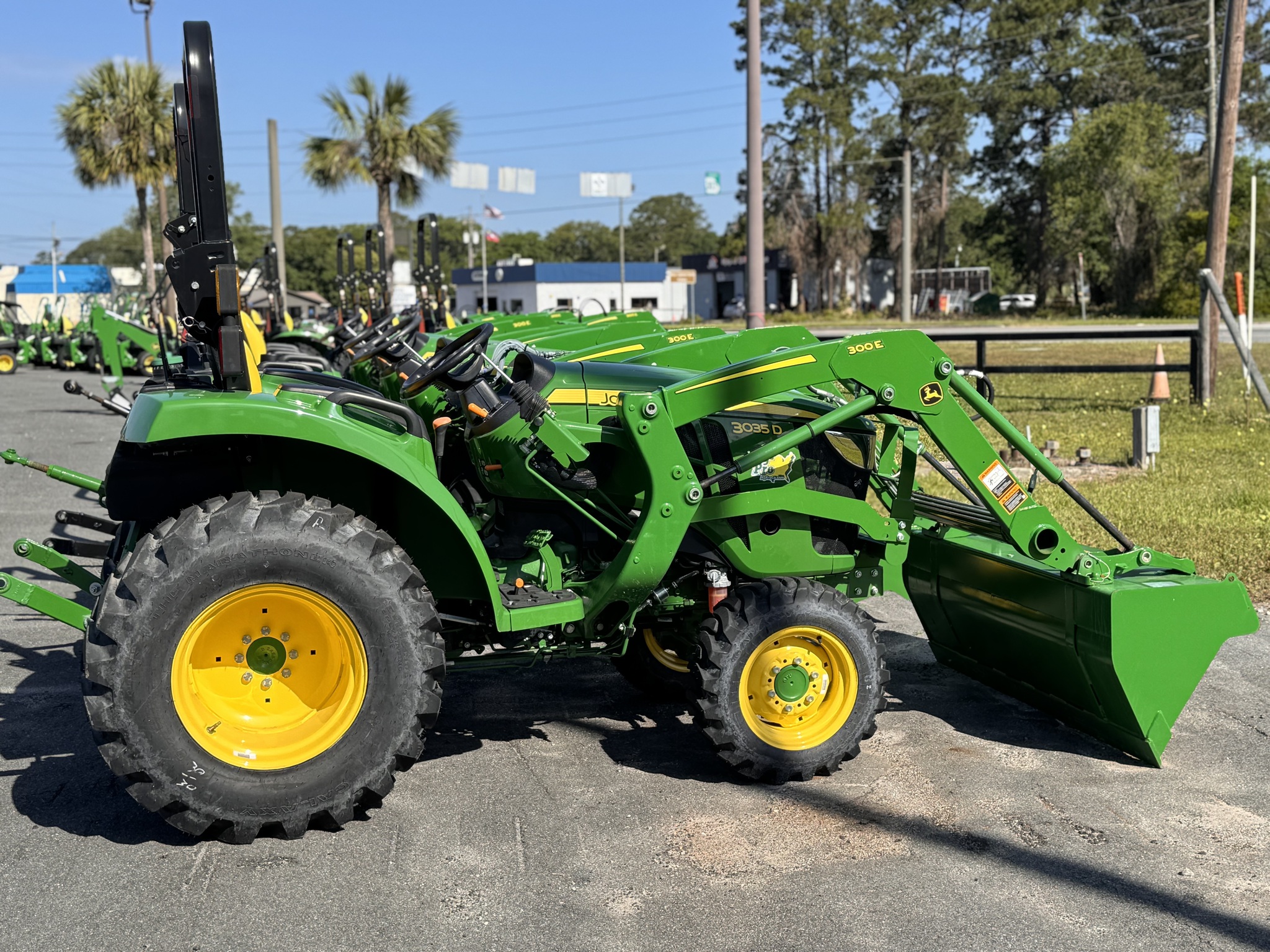 2023 John Deere 3035D Image 3