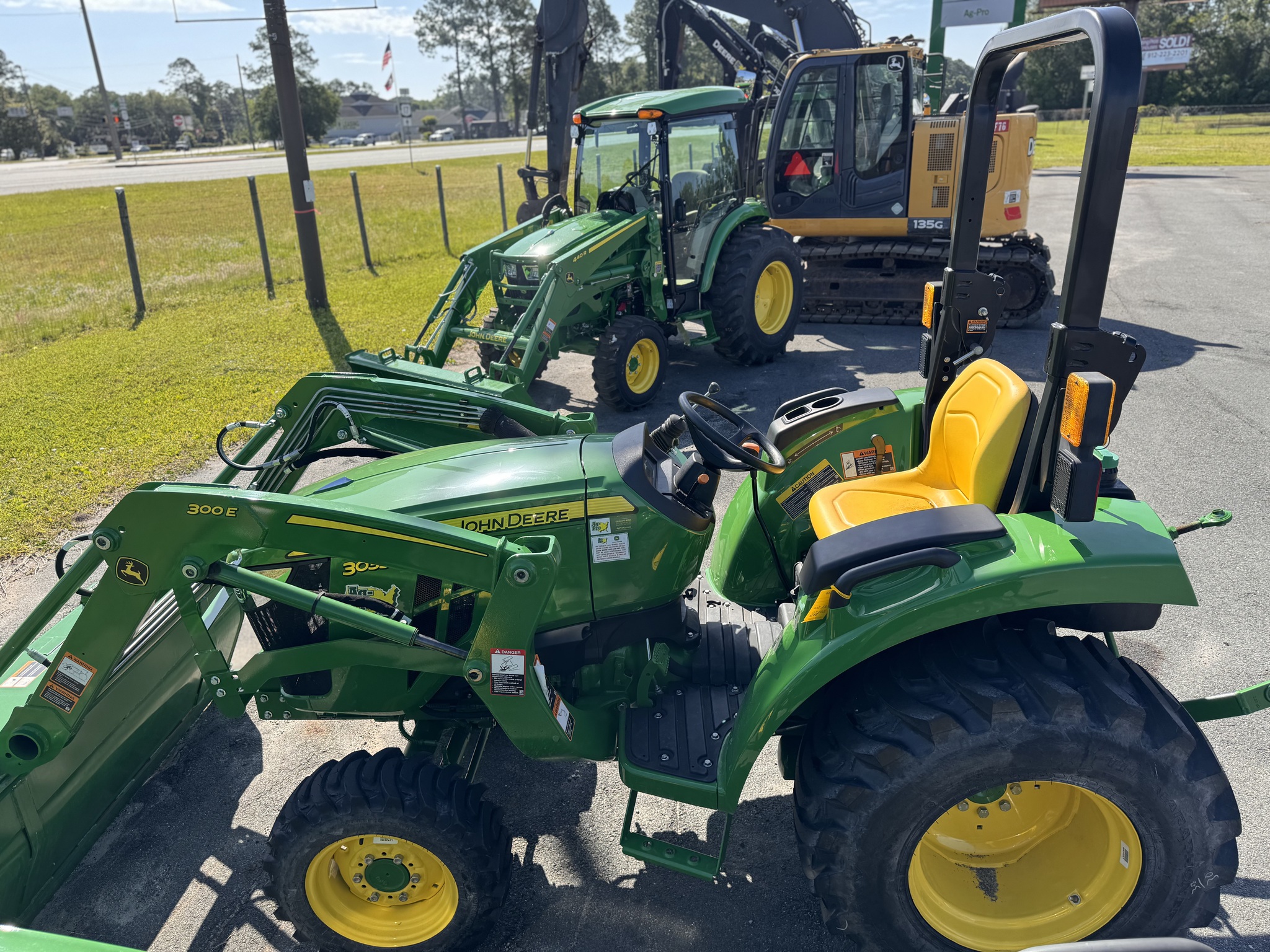 2023 John Deere 3035D Image 5