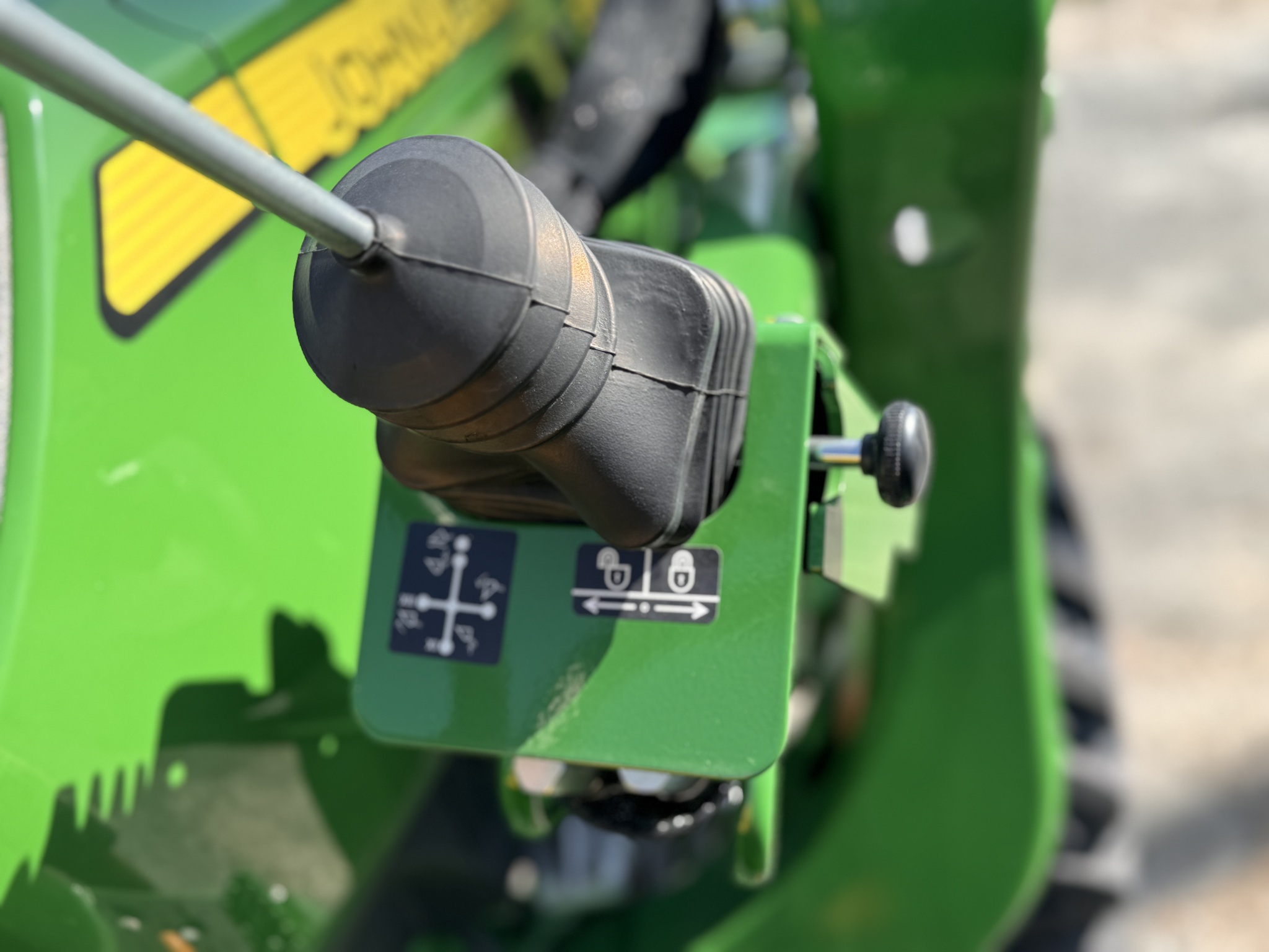 2023 John Deere 3035D Image 9