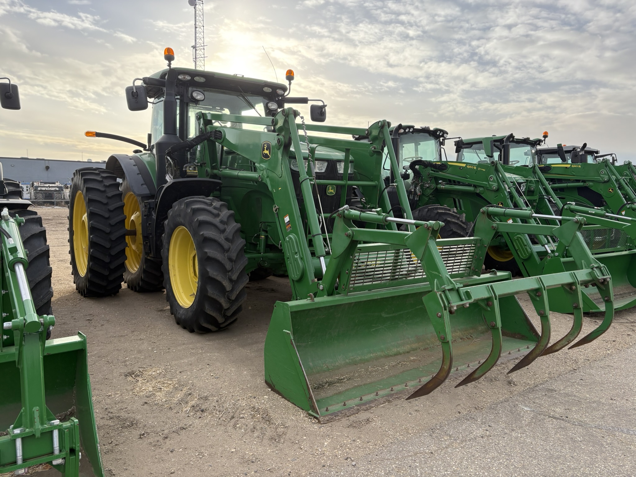 2017 John Deere 7230R Image 2