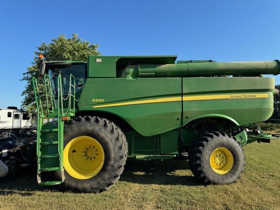 Photo of 2013 John Deere S690