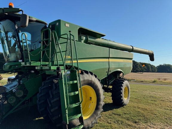 Photo of 2013 John Deere S690