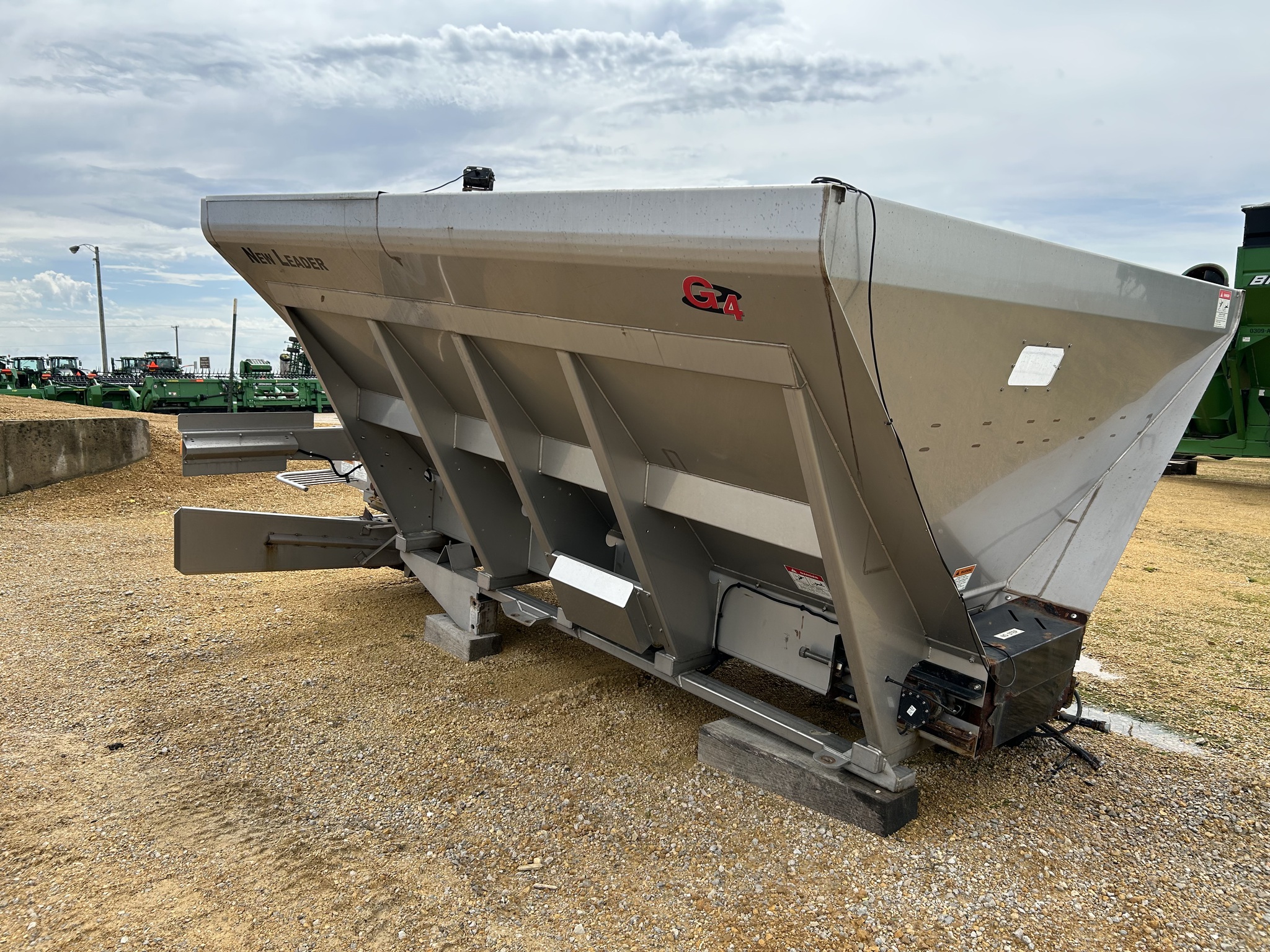   New Leader NL300G4-11 at Heritage Tractor in Dixon, IL