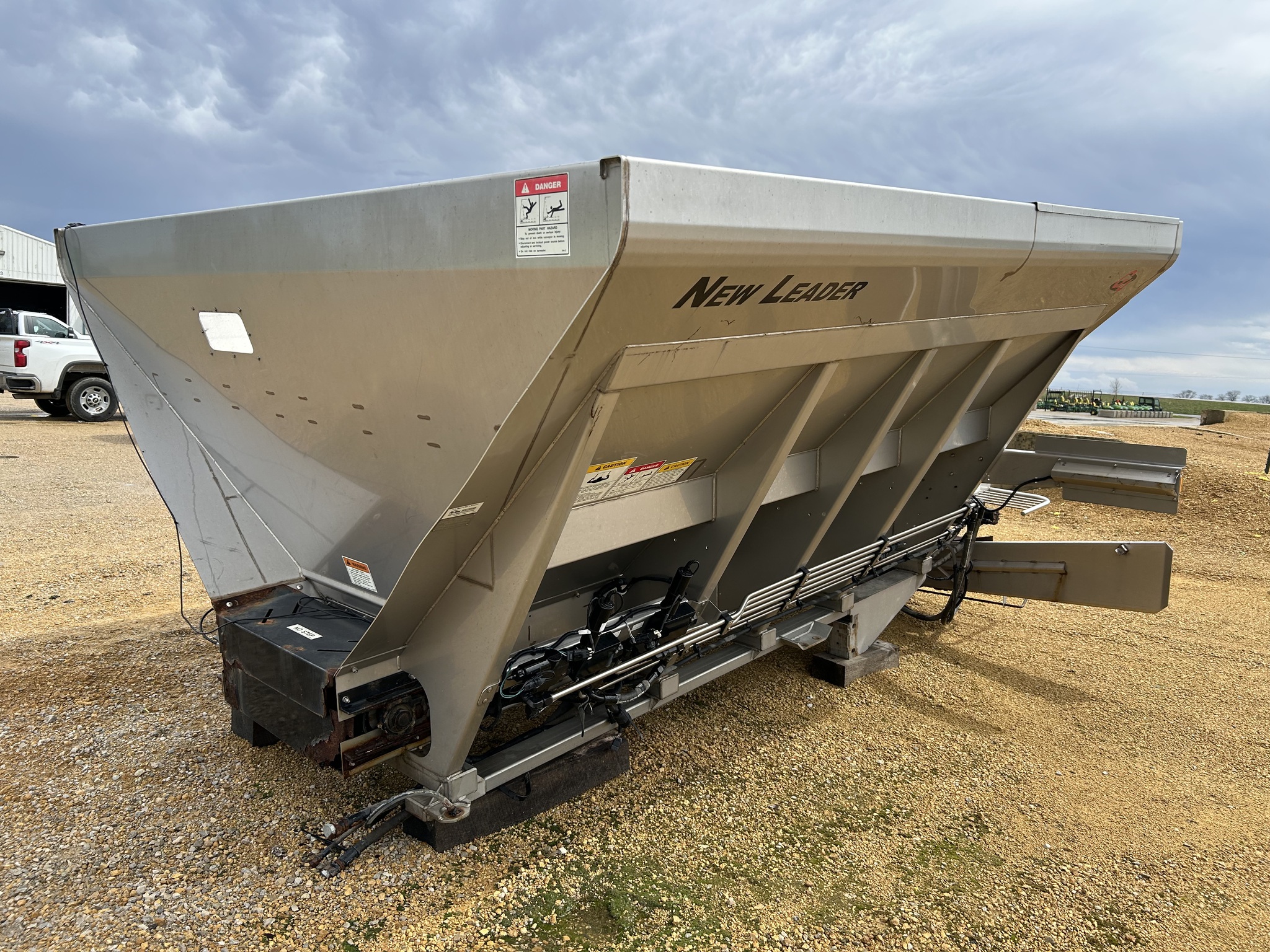   New Leader NL300G4-11 at Heritage Tractor in Dixon, IL