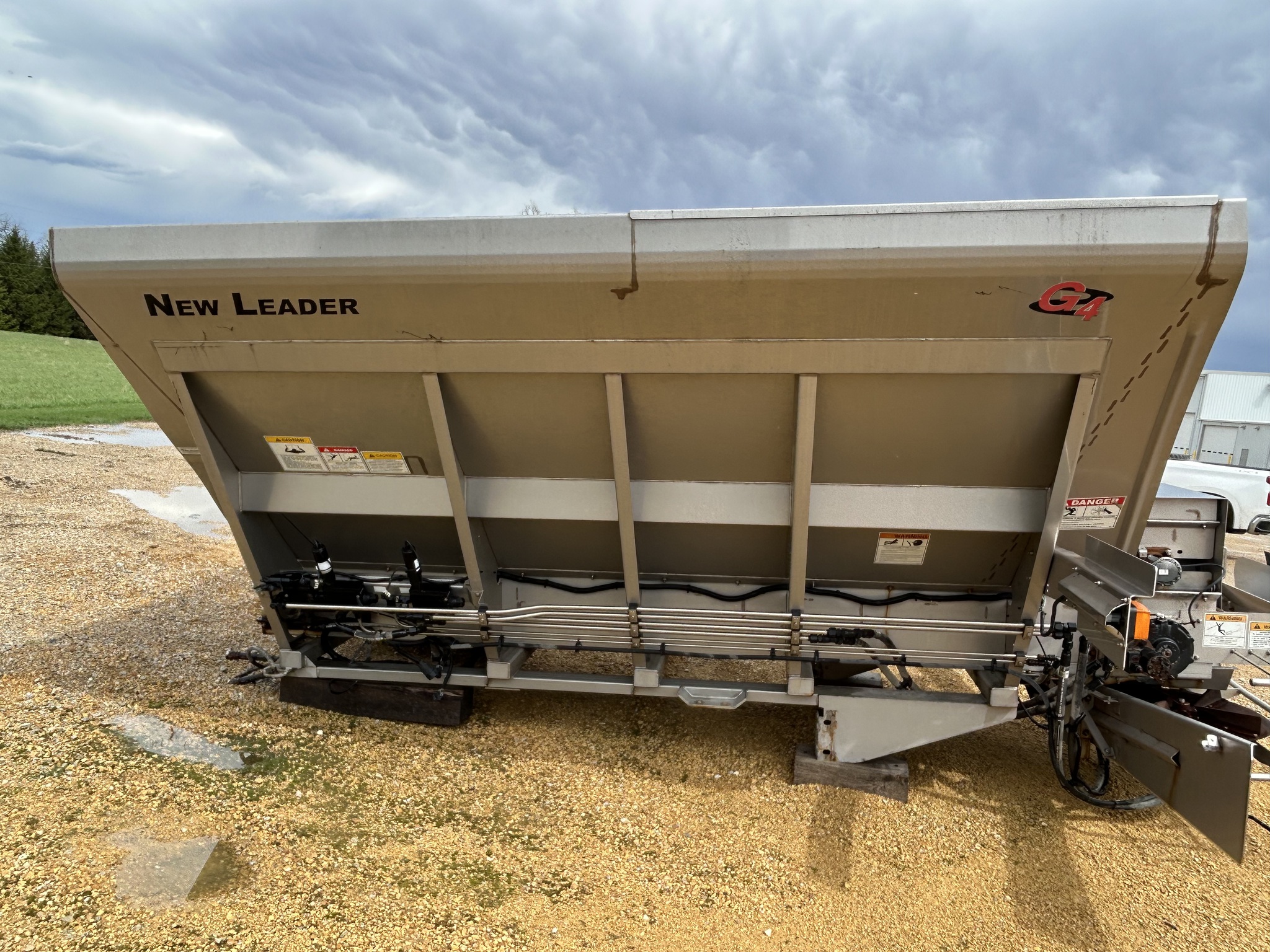   New Leader NL300G4-11 at Heritage Tractor in Dixon, IL