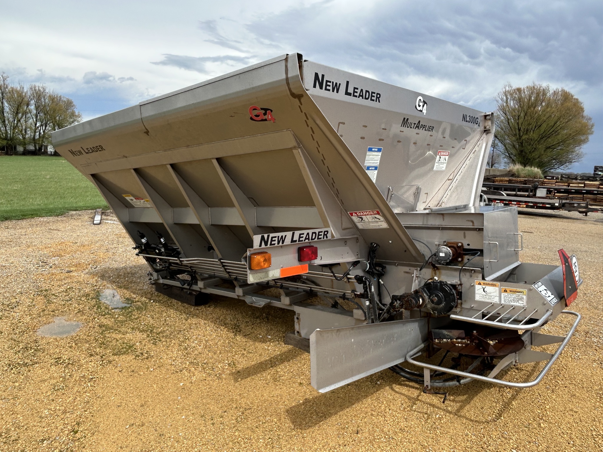   New Leader NL300G4-11 at Heritage Tractor in Dixon, IL