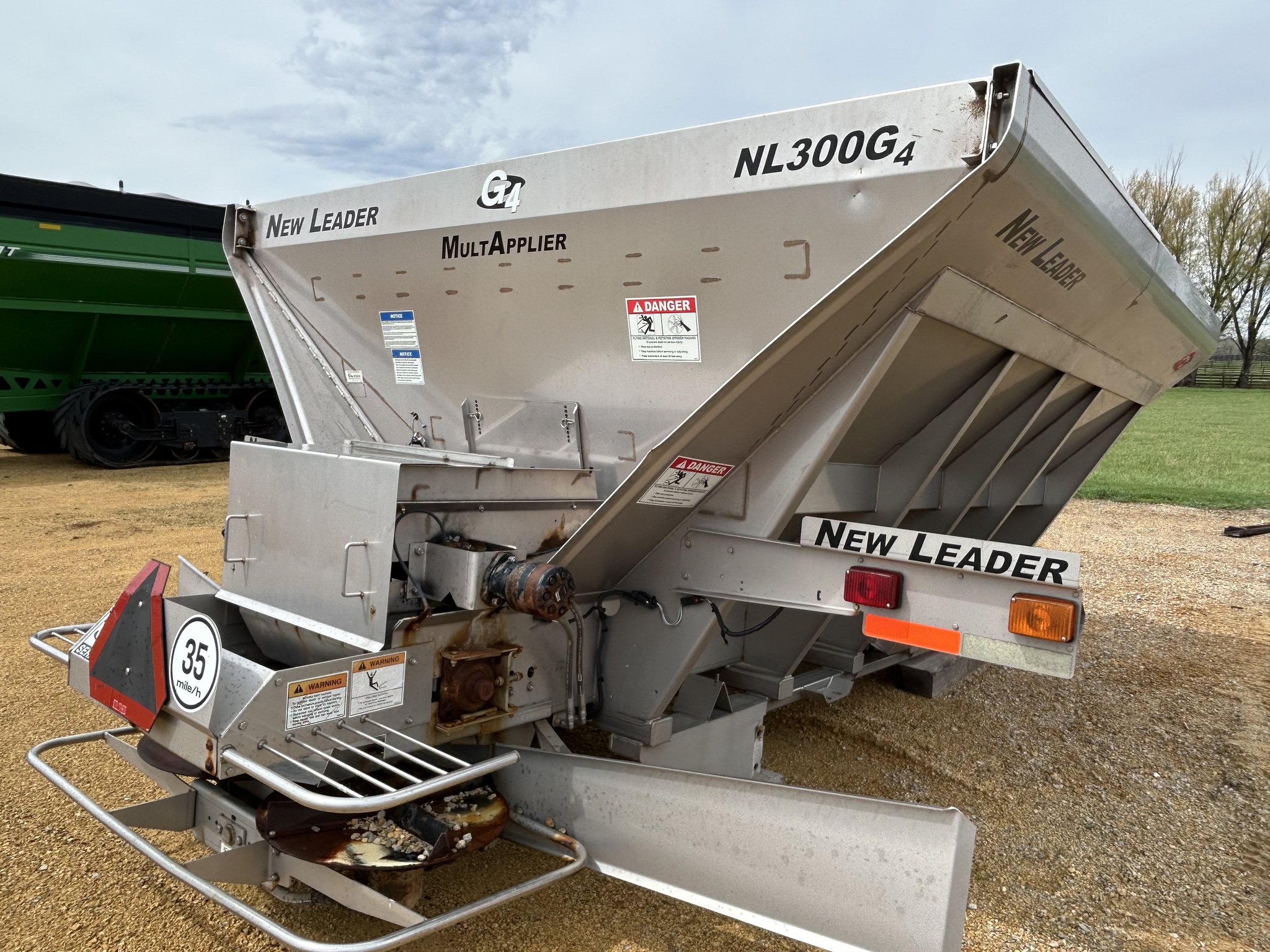   New Leader NL300G4-11 at Heritage Tractor in Dixon, IL