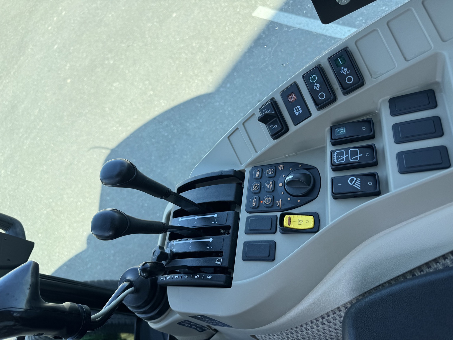 2022 John Deere 4066R Image 14