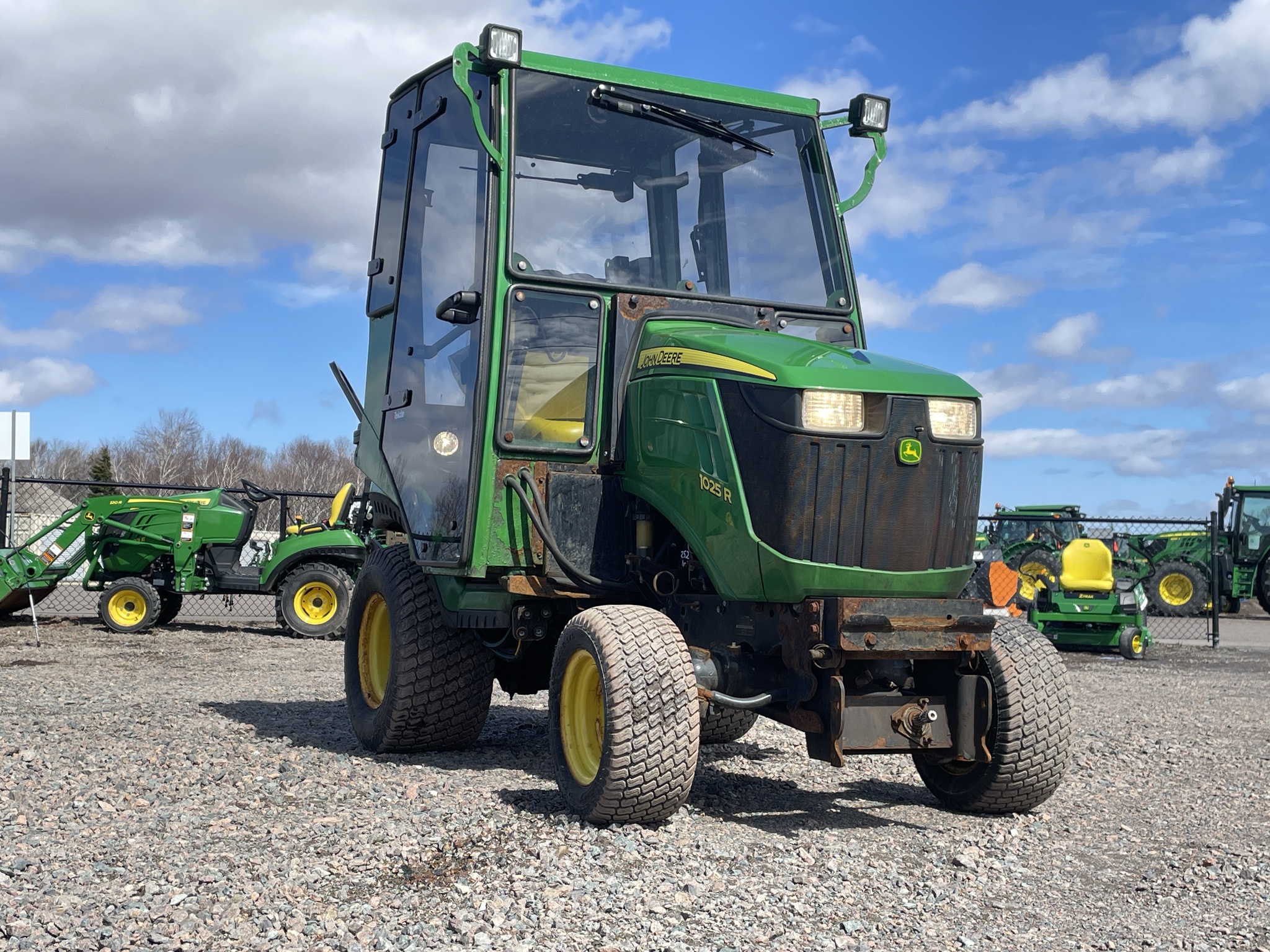 2015 John Deere 1025R Image 8