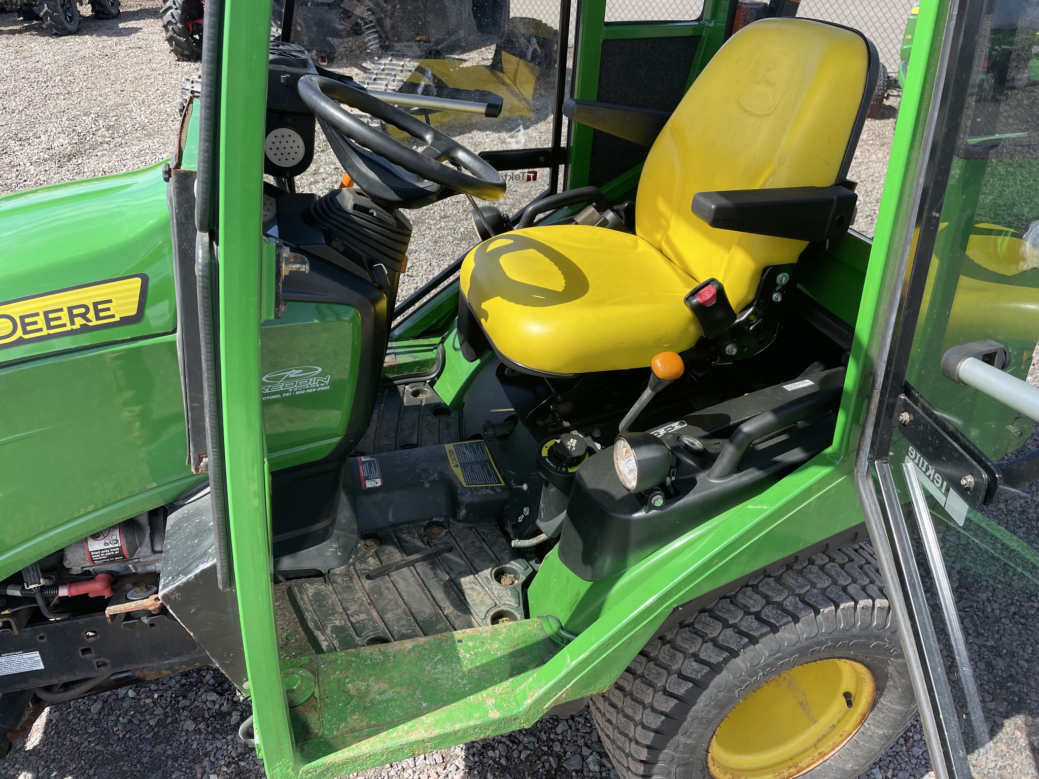 2015 John Deere 1025R Image 11