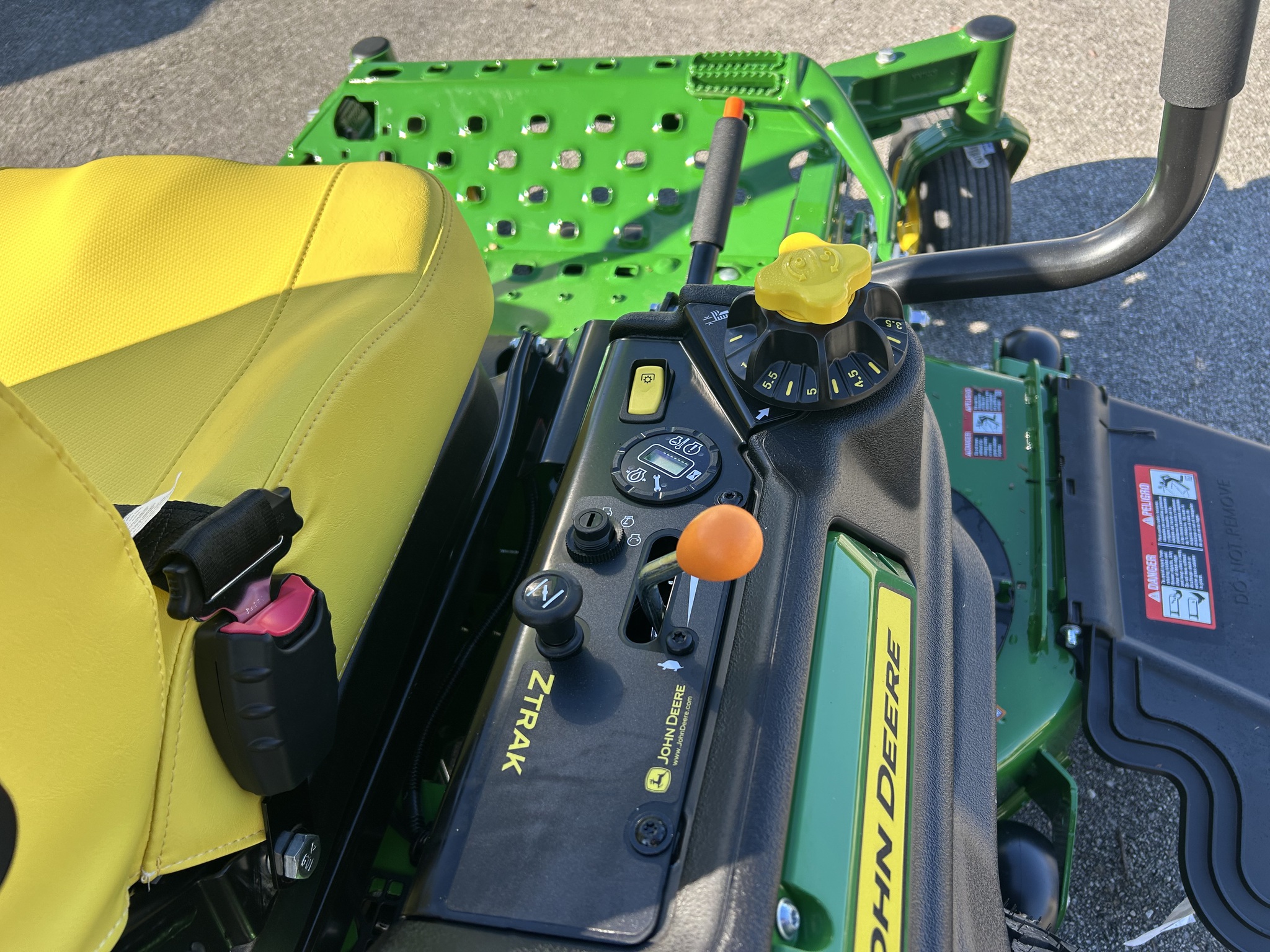 2025 John Deere Z930M Image 7