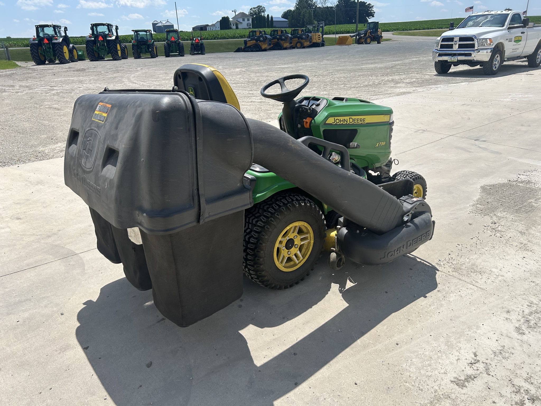 2019 John Deere X739 Image 11