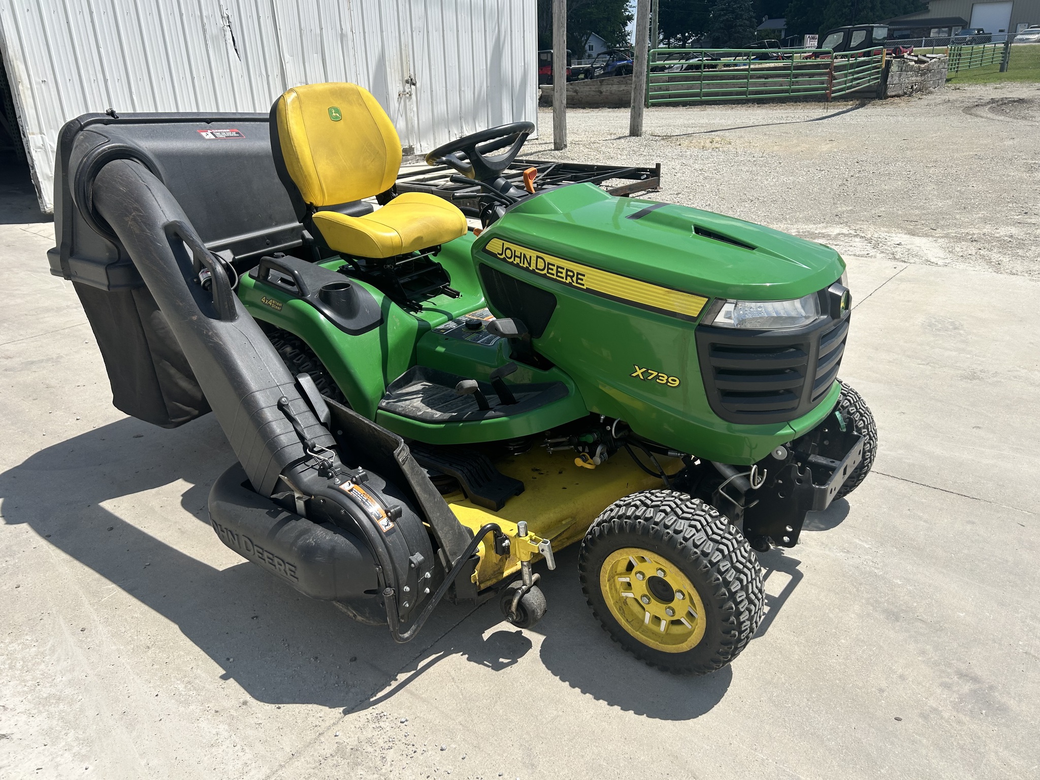 2019 John Deere X739 Image 10