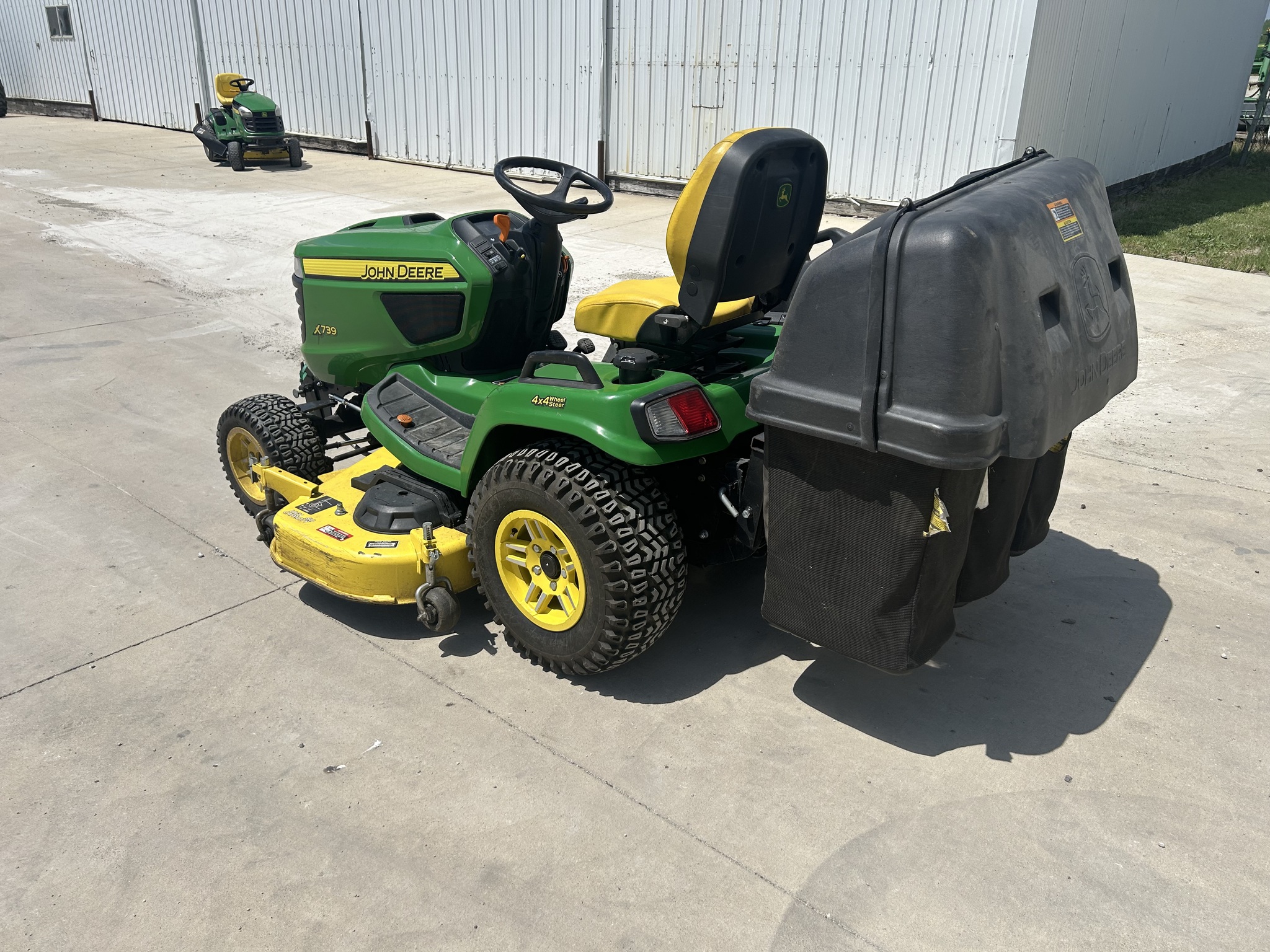 2019 John Deere X739 Image 13