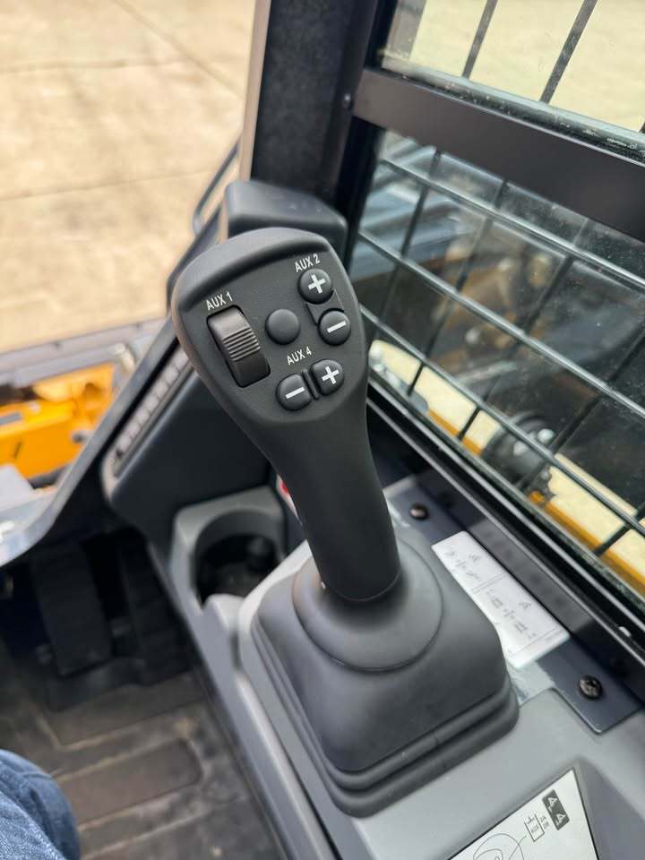 2025 John Deere 333 P Image 8
