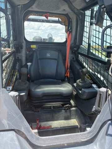 2021 John Deere 331G Image 9