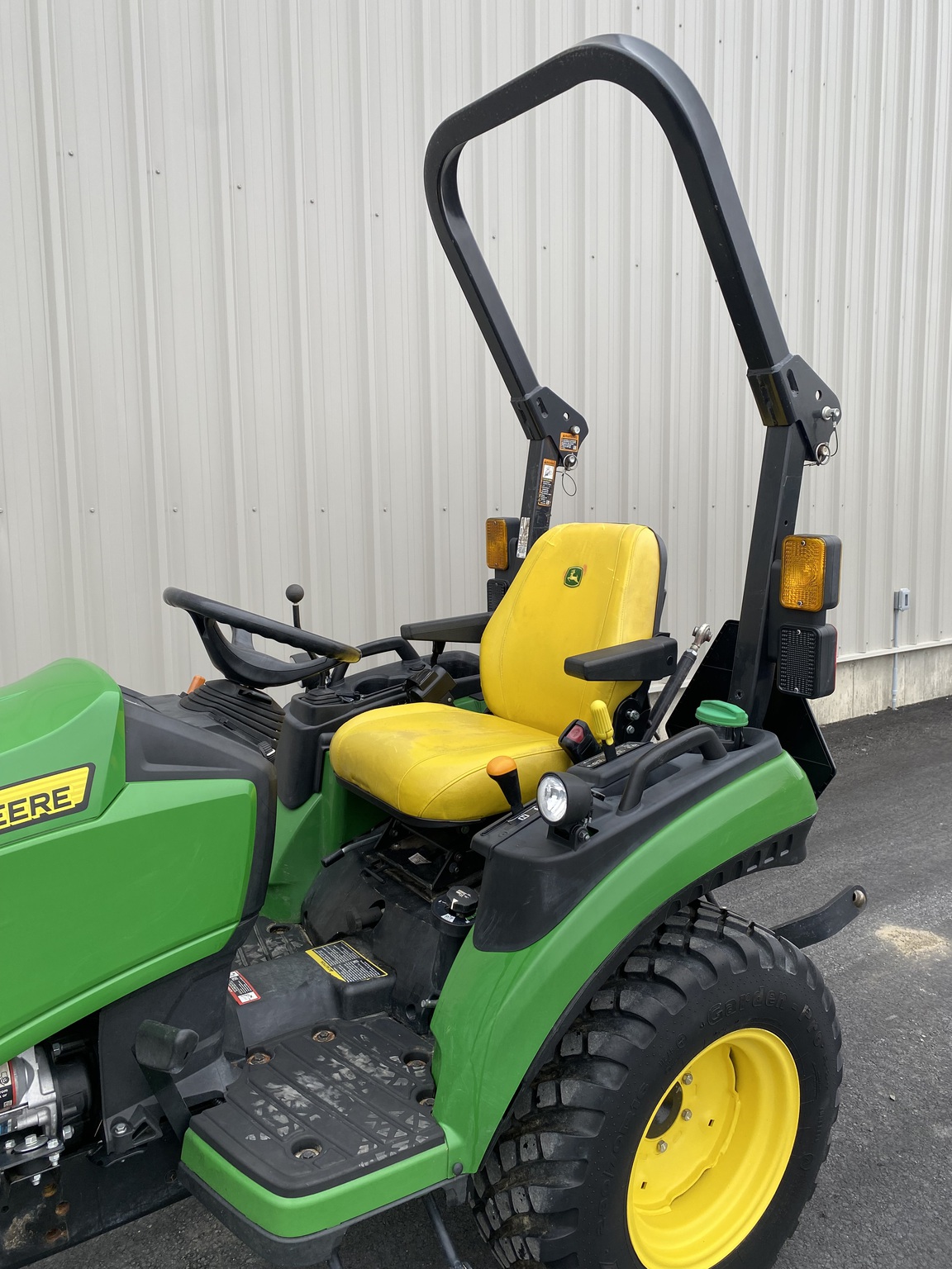 2021 John Deere 2025R Image 4