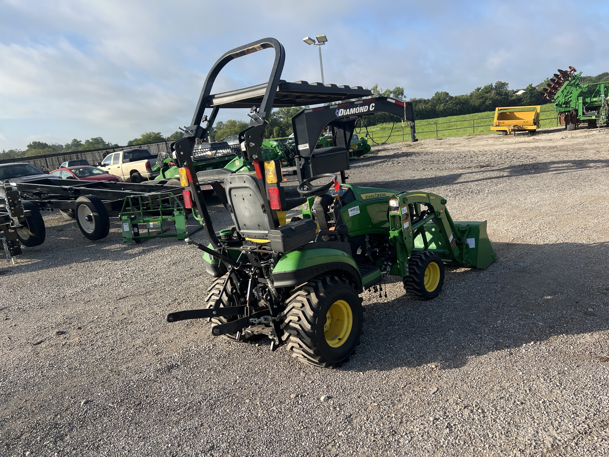 2022 John Deere 1025R Image 7
