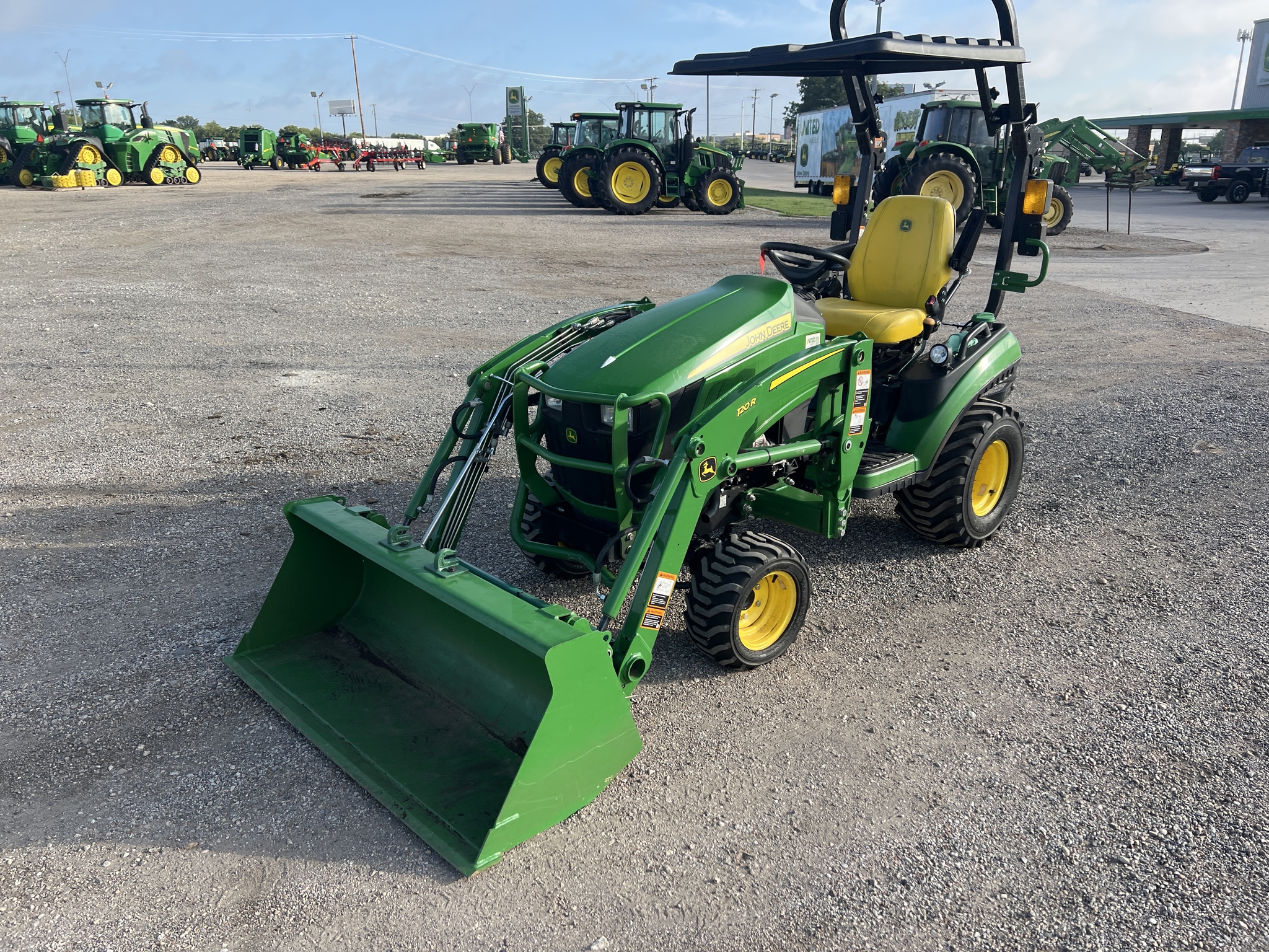 2022 John Deere 1025R Image 3