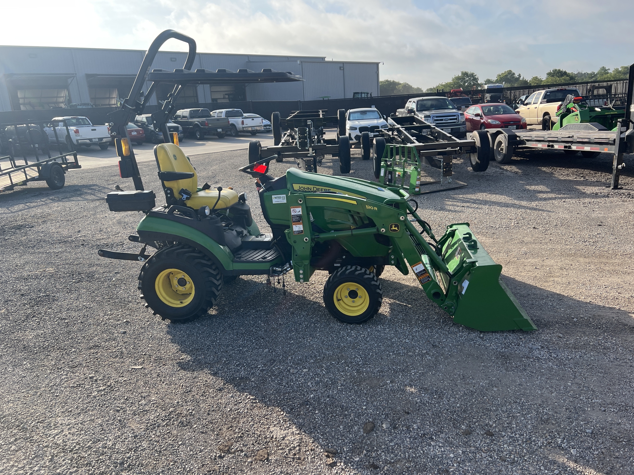 2022 John Deere 1025R Image 6