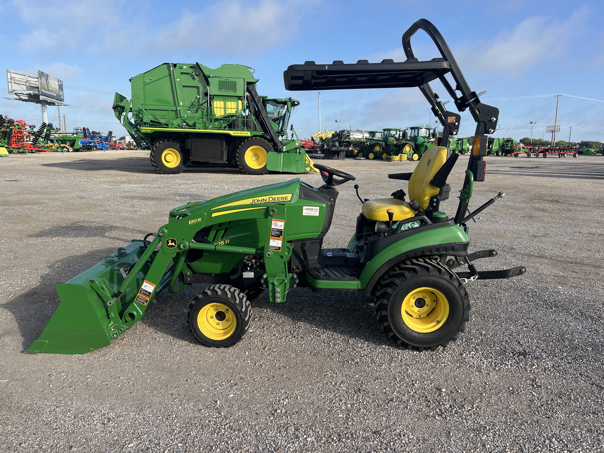 2022 John Deere 1025R Image 1