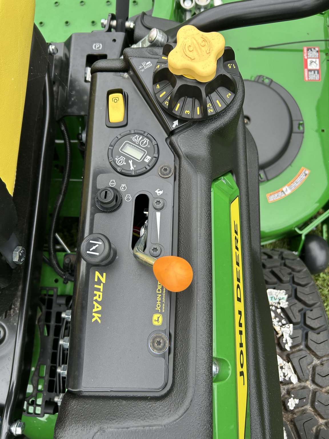2025 John Deere Z950M Image 6