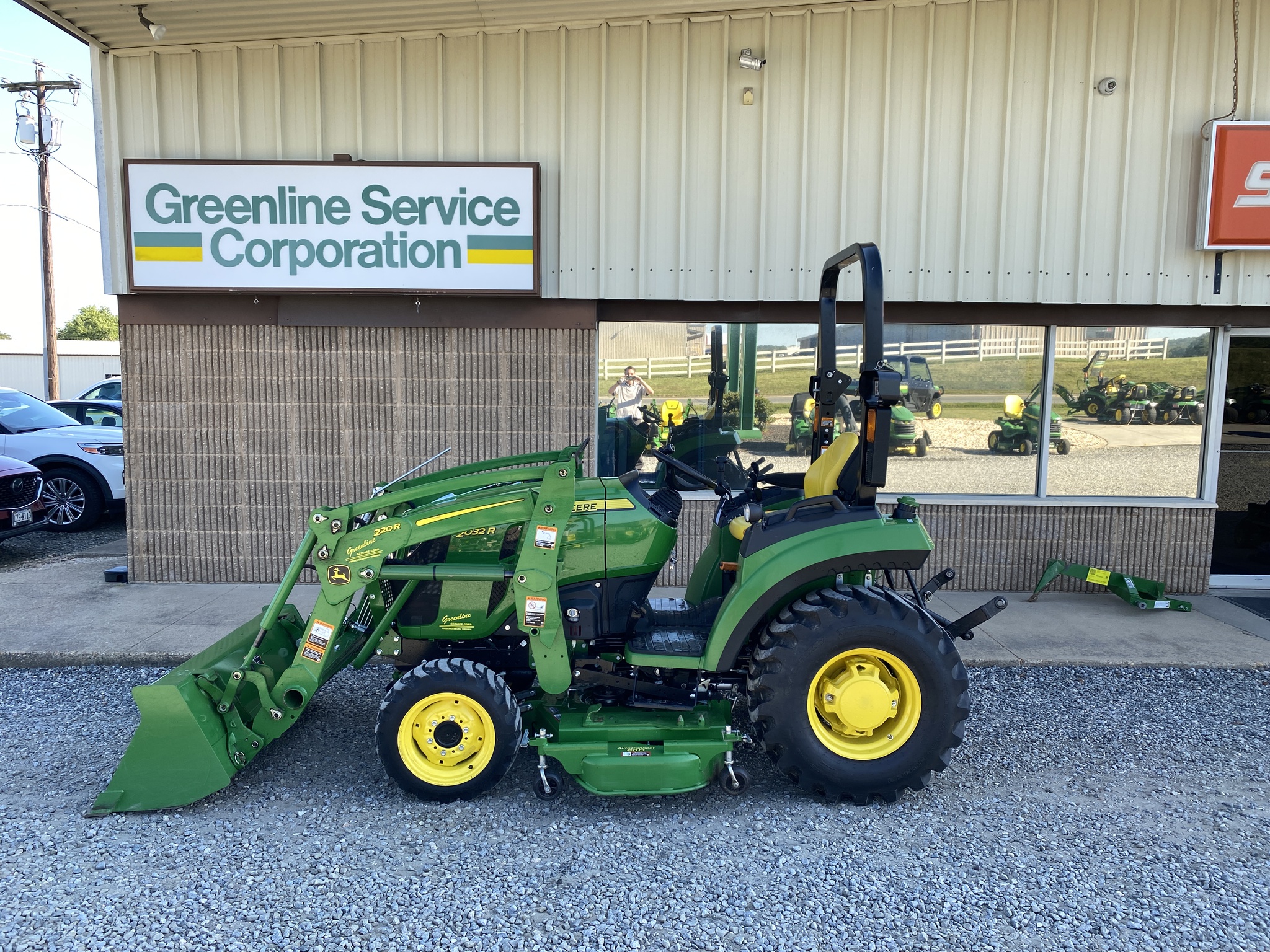 2020 John Deere 2032R Image 1