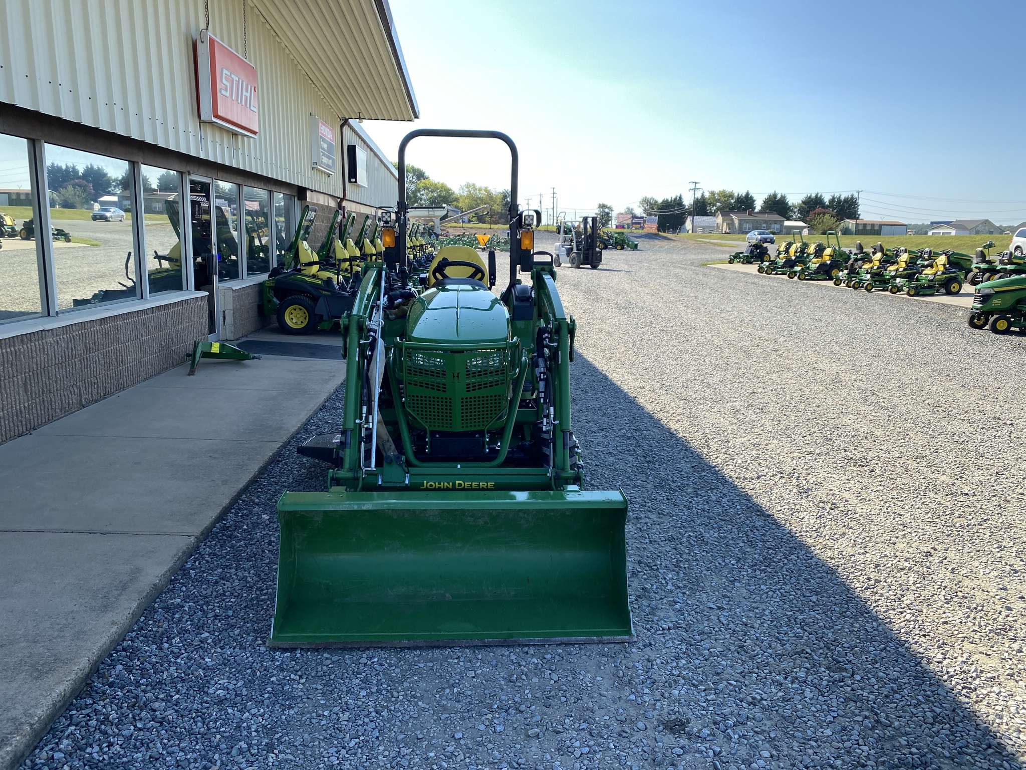 2020 John Deere 2032R Image 2