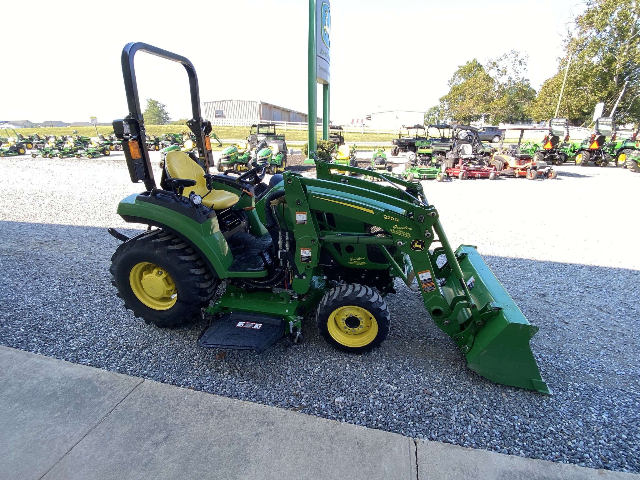 2020 John Deere 2032R Image 3