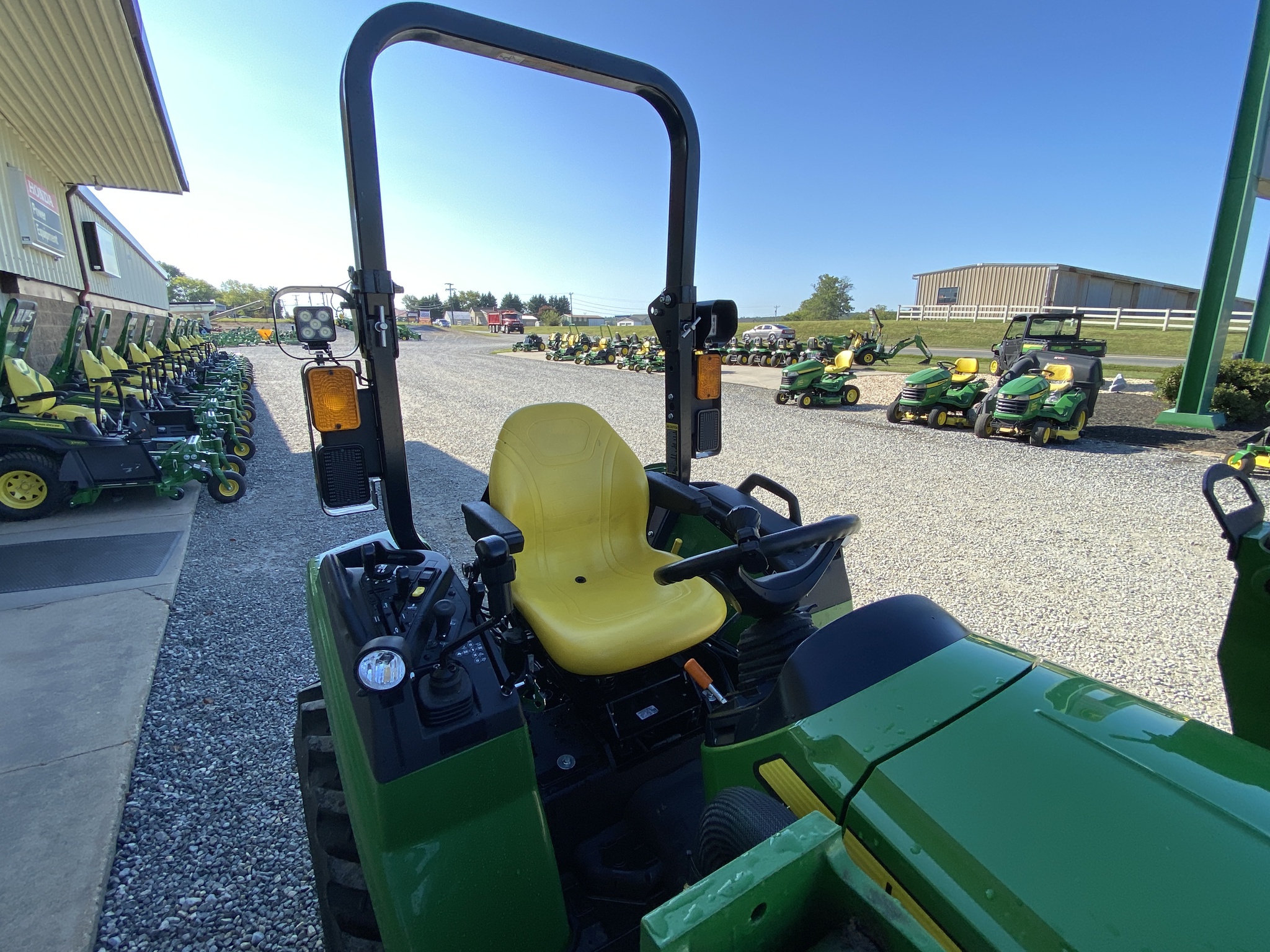 2020 John Deere 2032R Image 5