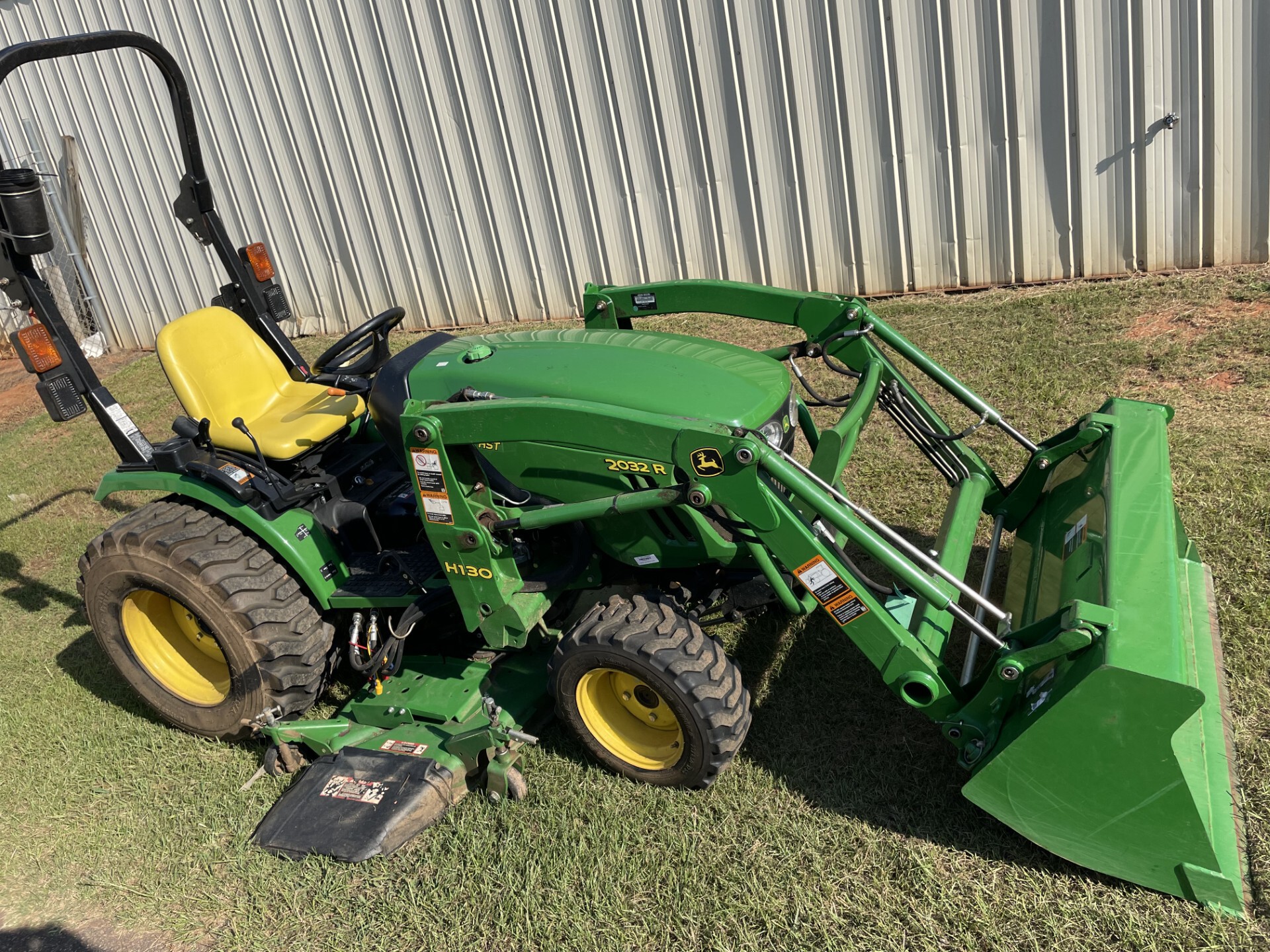 John Deere 2032R Image 1