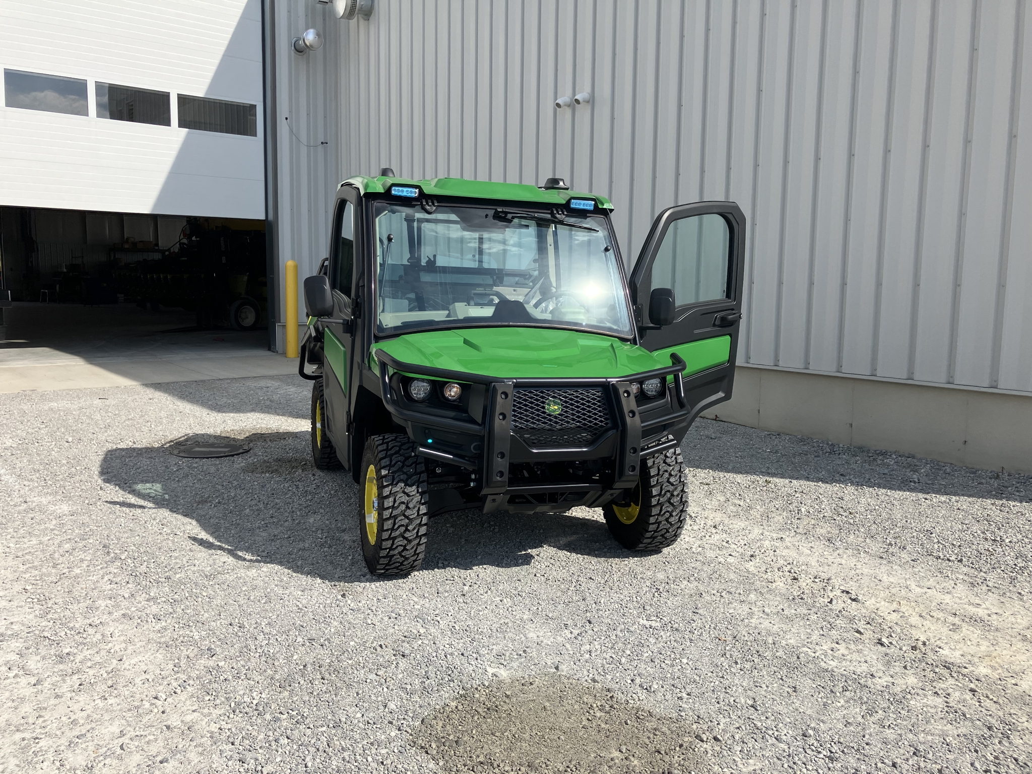 2025 John Deere XUV 845R SIGNATURE ED Image 2