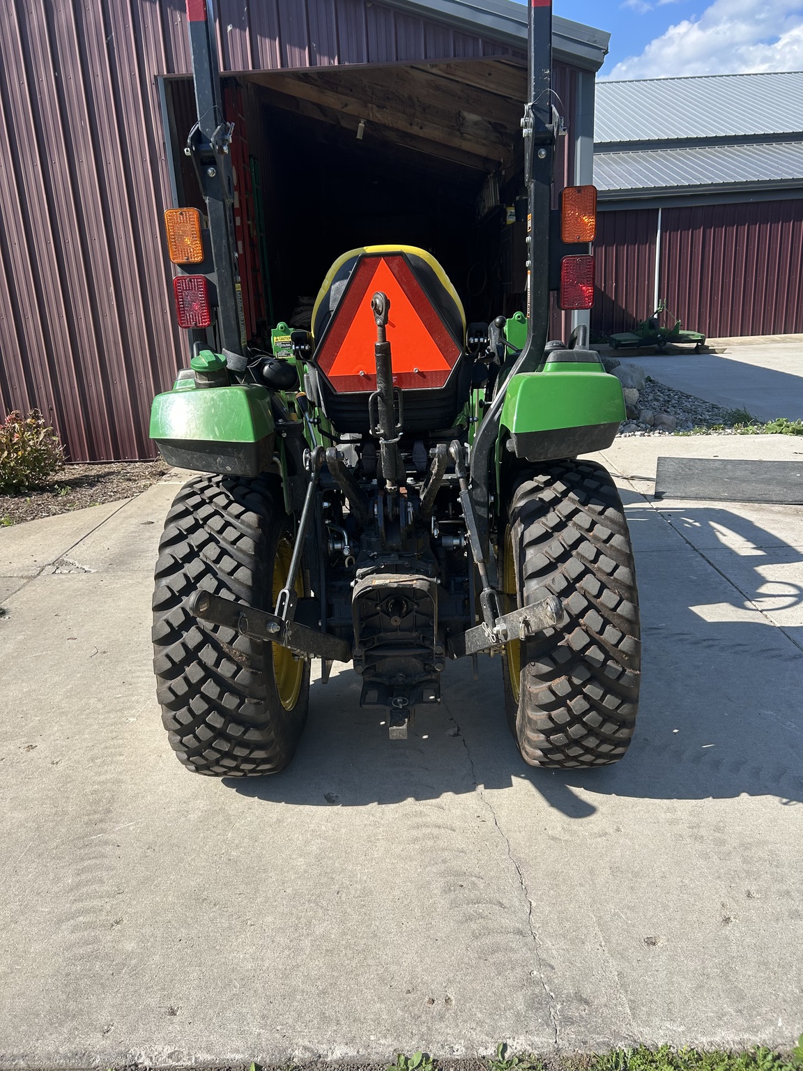 2018 John Deere 2032R Image 2