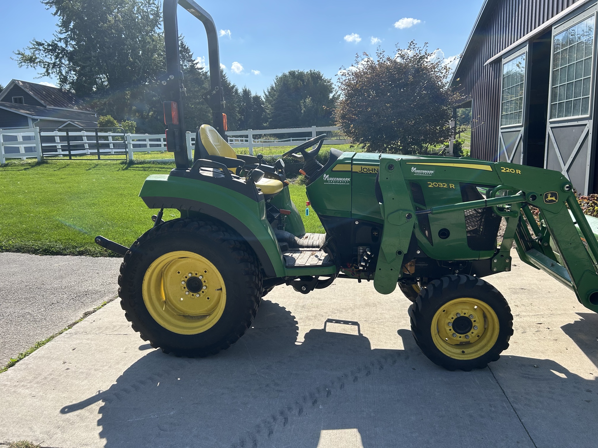2018 John Deere 2032R Image 1