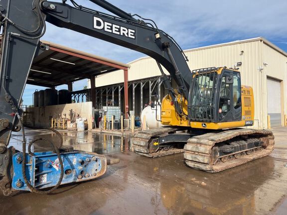 Photo of a 2021 John Deere 245G