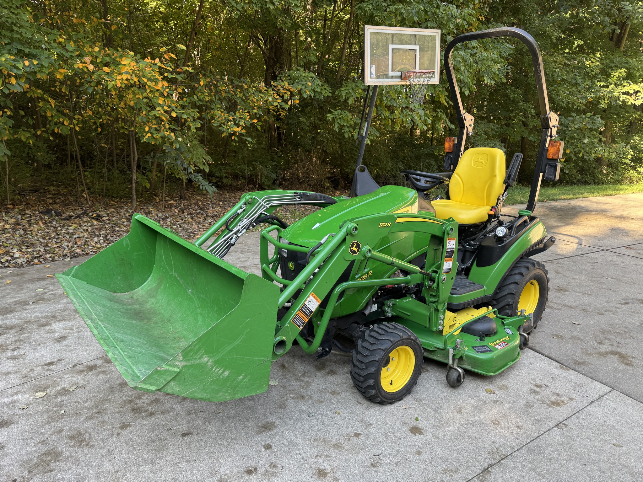 2019 John Deere 1025R Image 1