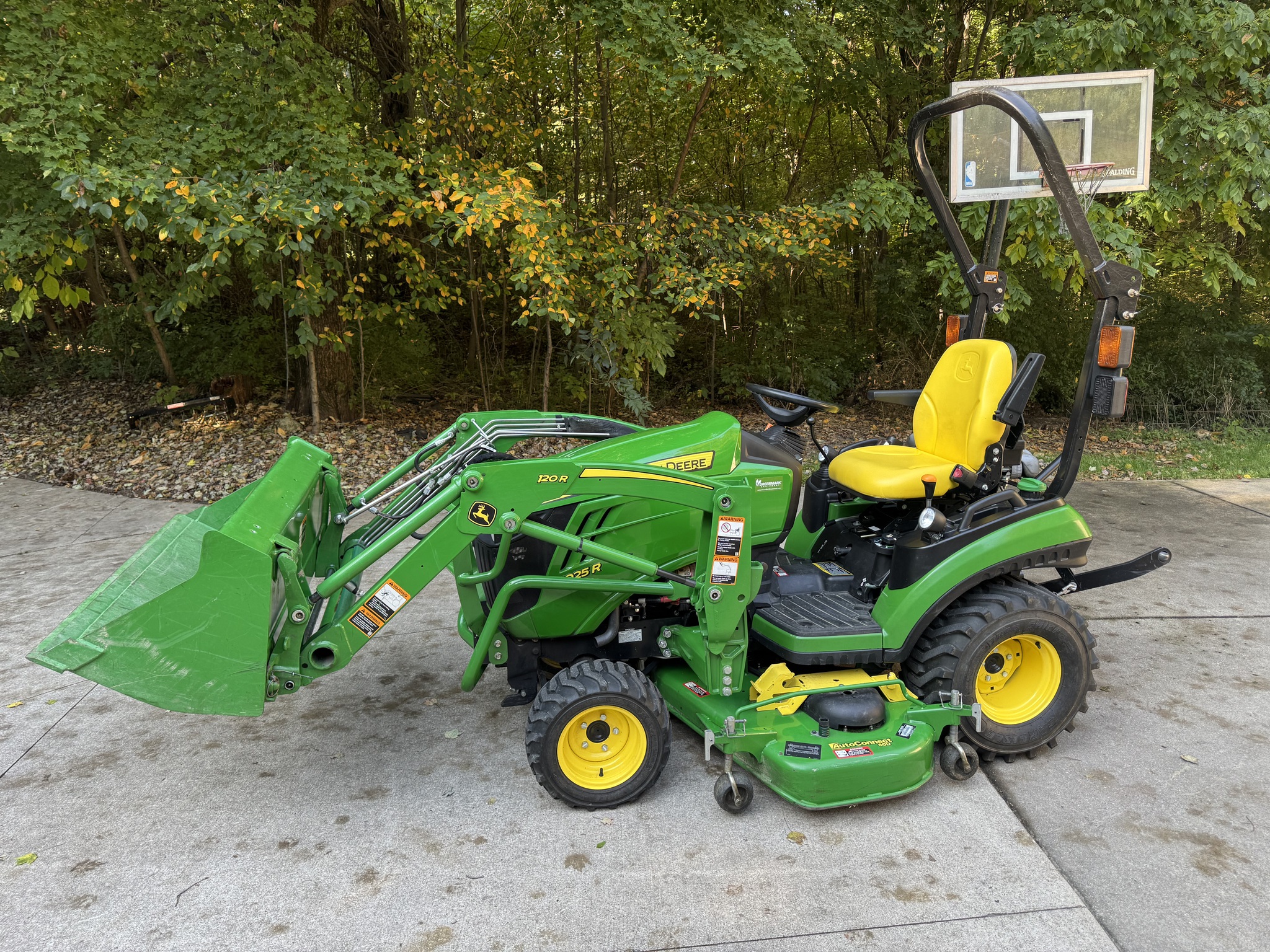 2019 John Deere 1025R Image 2