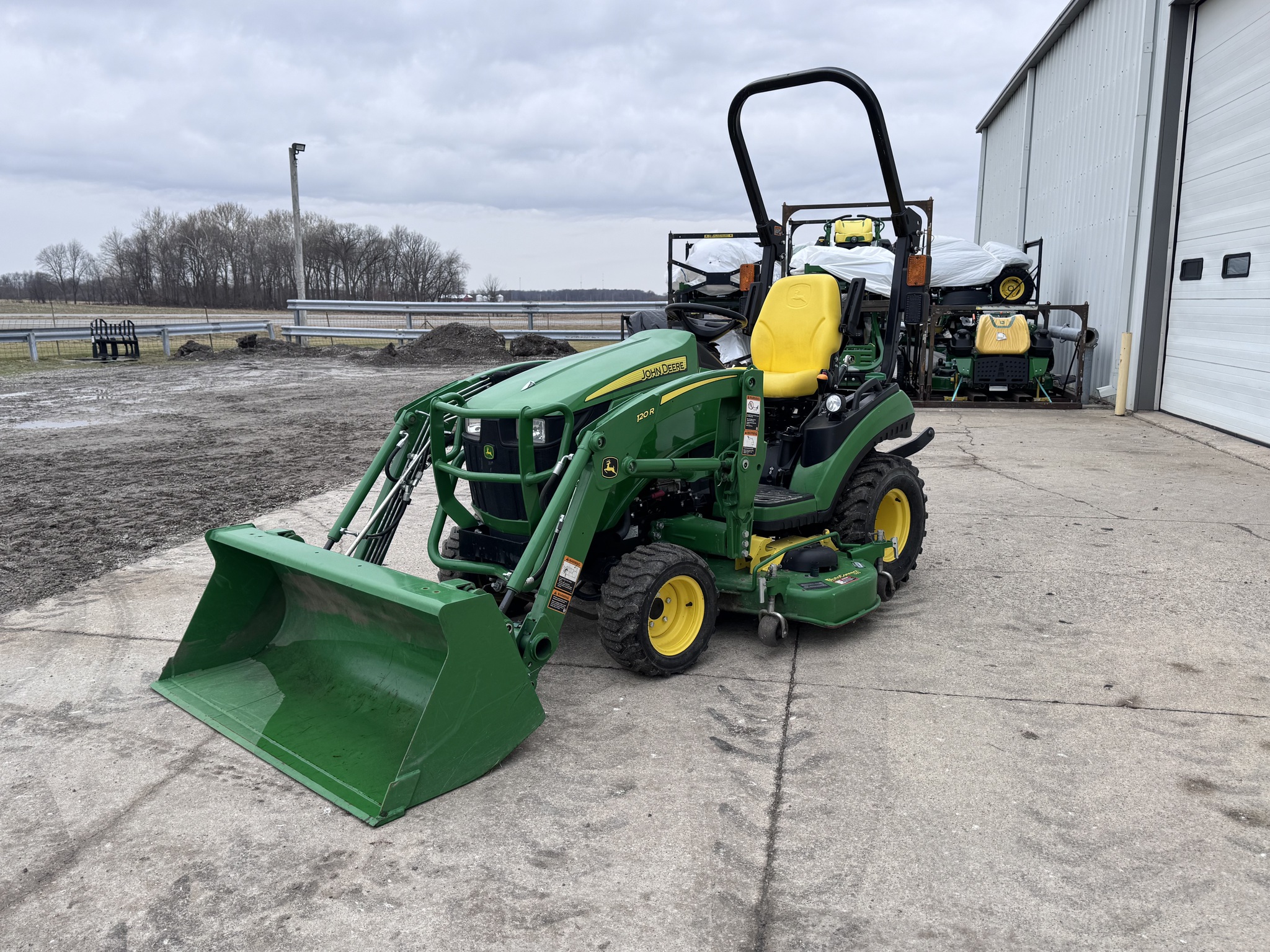 2019 John Deere 1025R Image 3