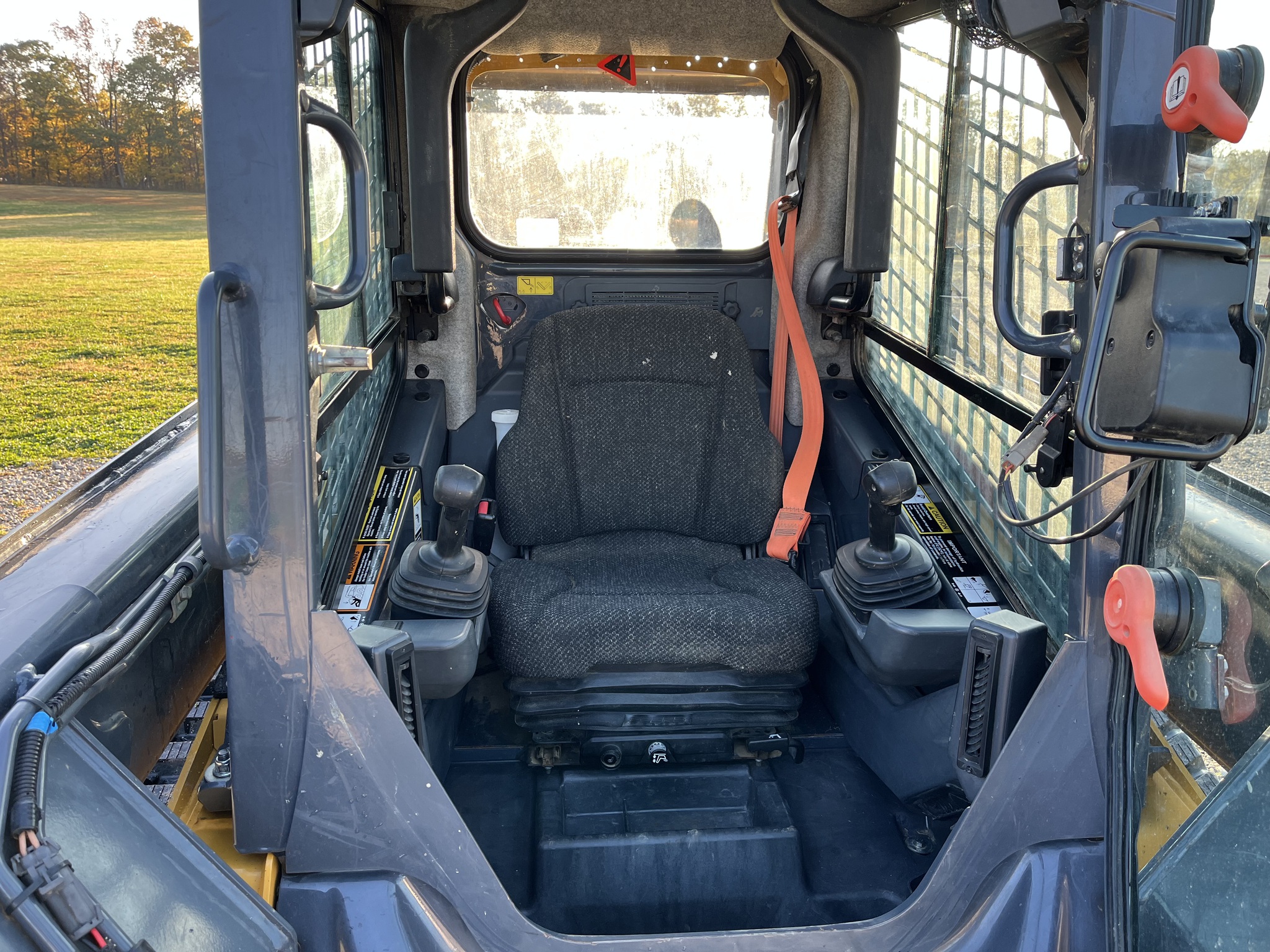 2019 John Deere 325G Image 7