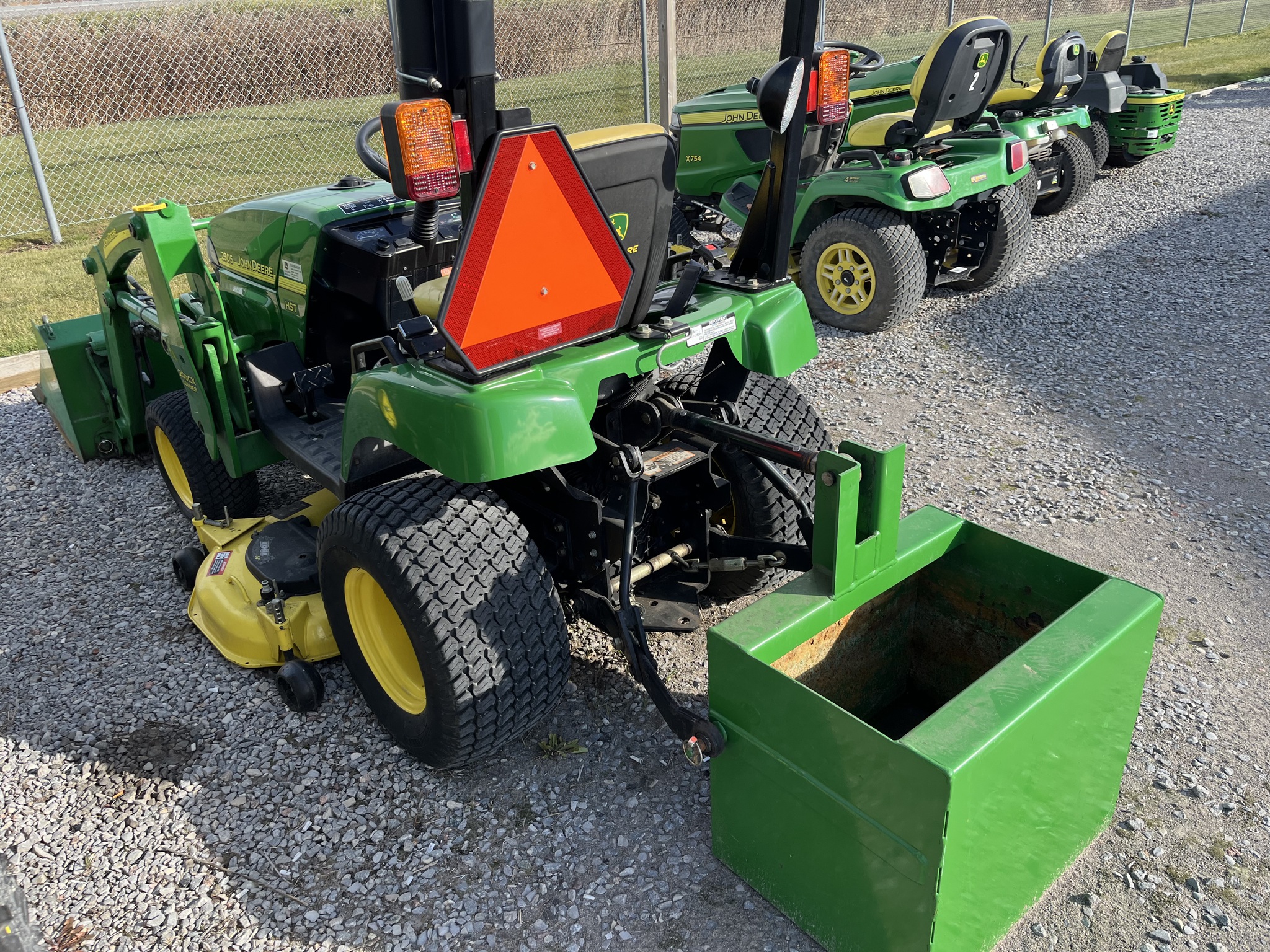 John Deere 2305 Image 3