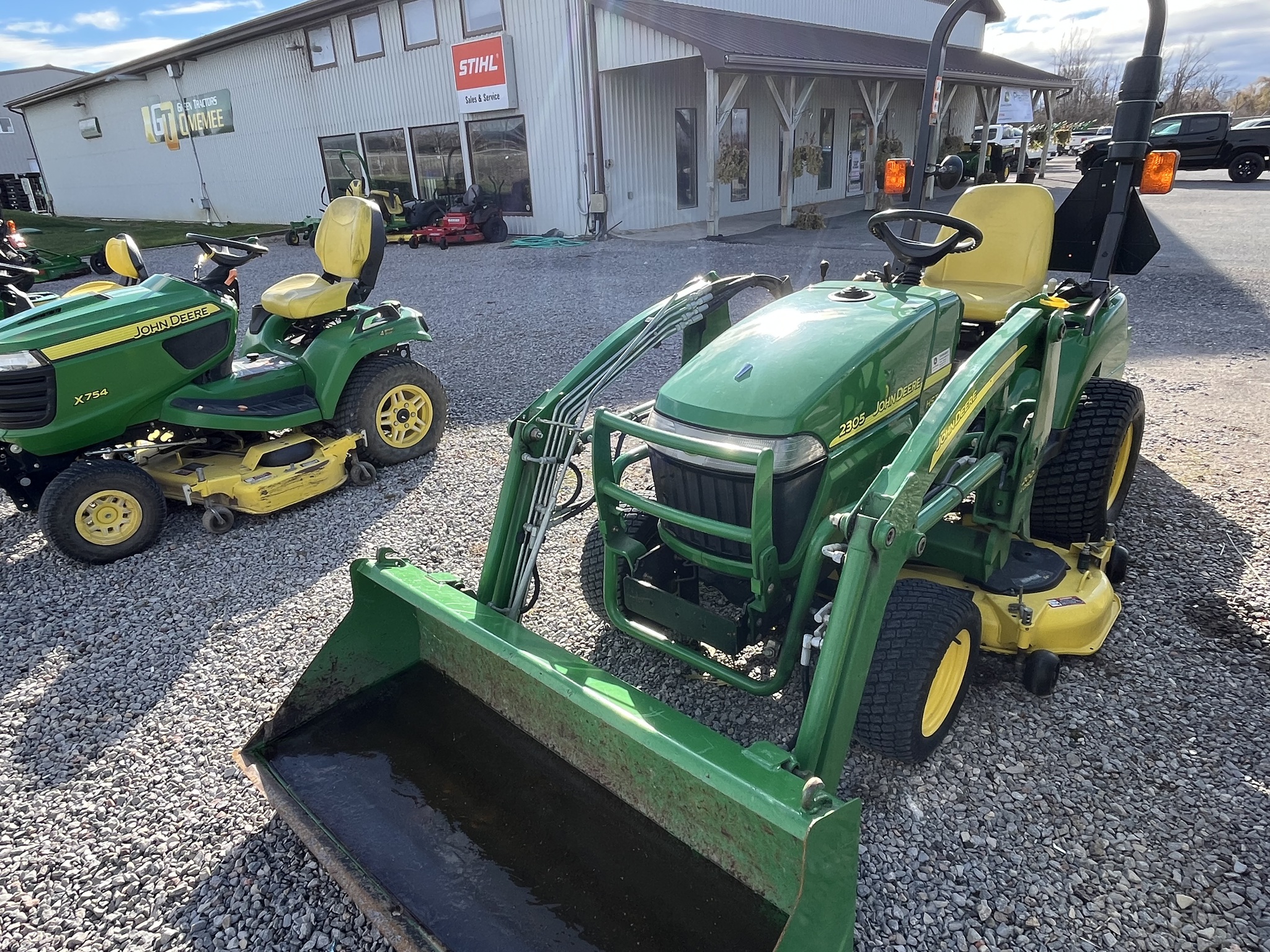 John Deere 2305 Image 4