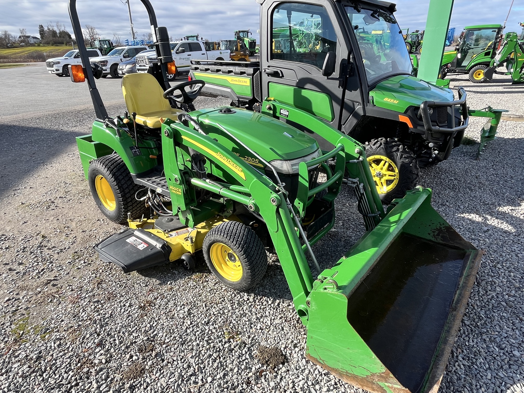 John Deere 2305 Image 1