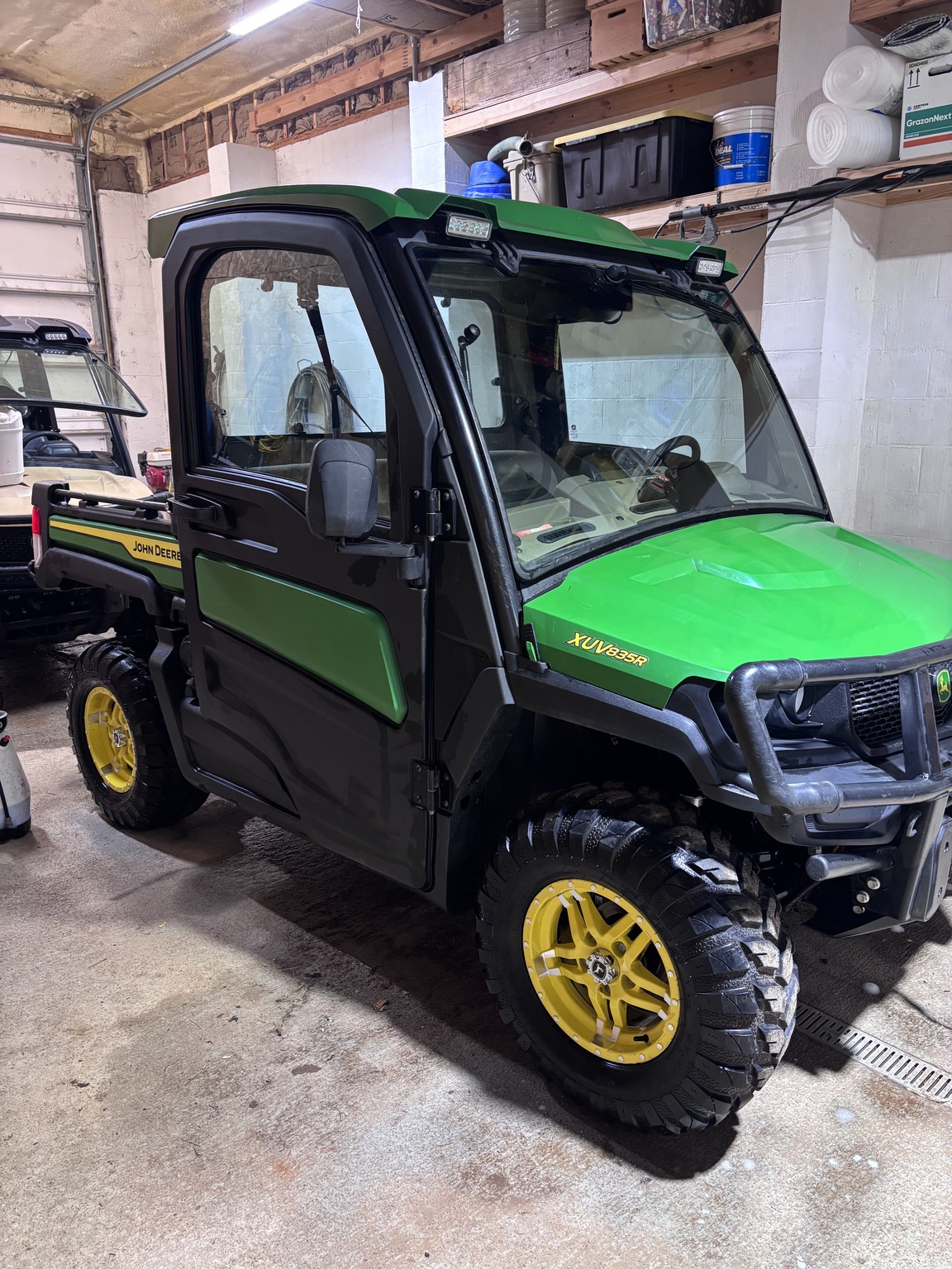 2023 John Deere 835R Image 1